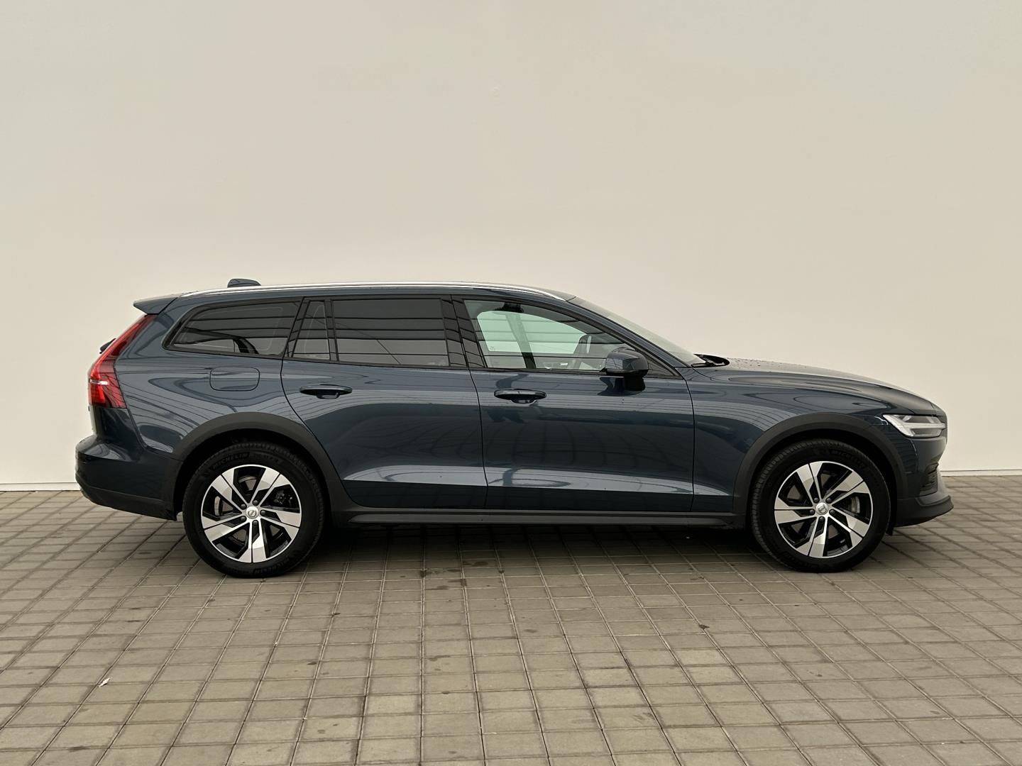 Volvo V60, 2.0B5 184kW 4x4  CC PLUS - fotka 4