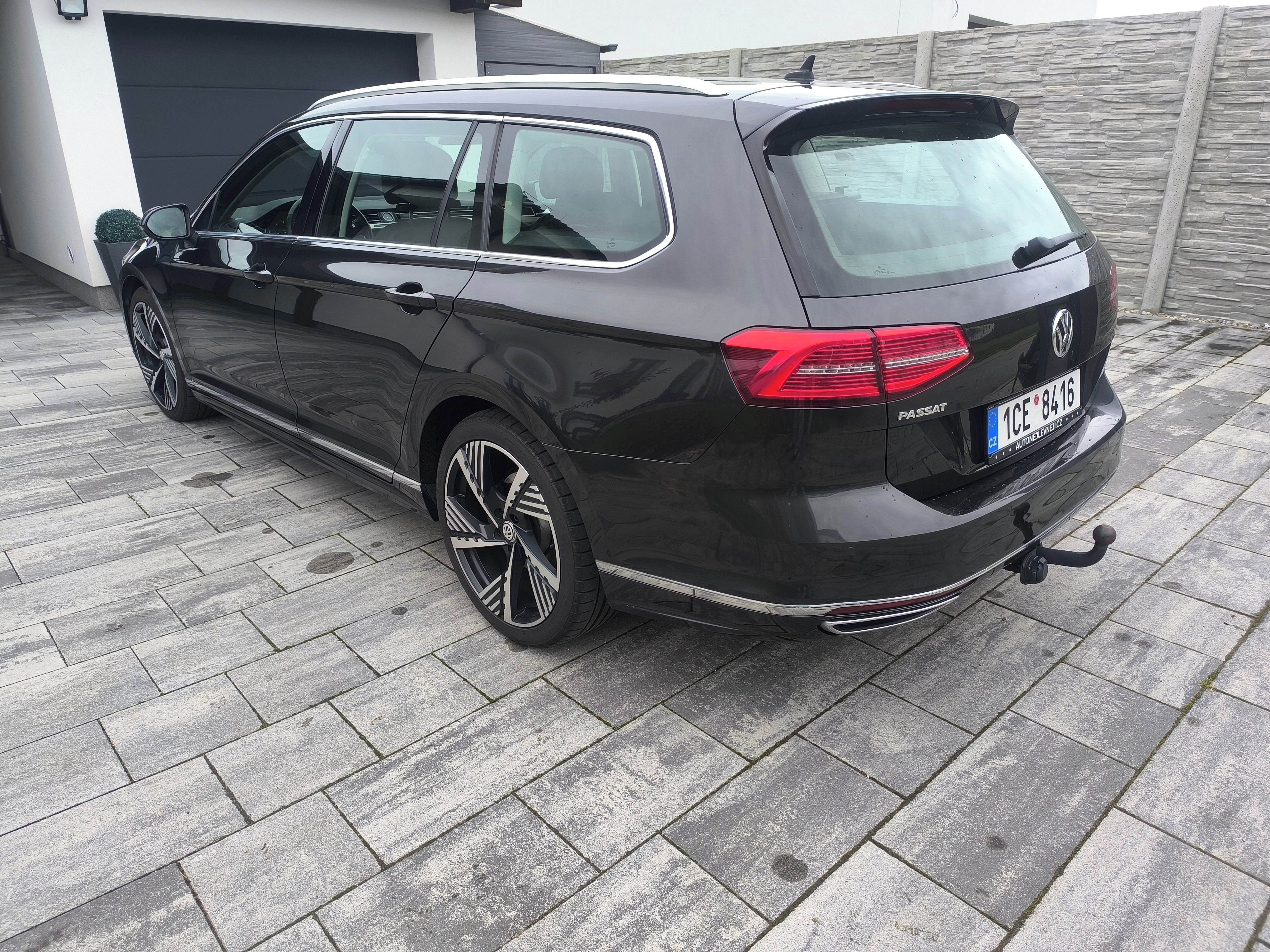 Volkswagen Passat, R-LINE,MAX VÝBAVA,KRÁSNÝ,1.MAJ - fotka 6