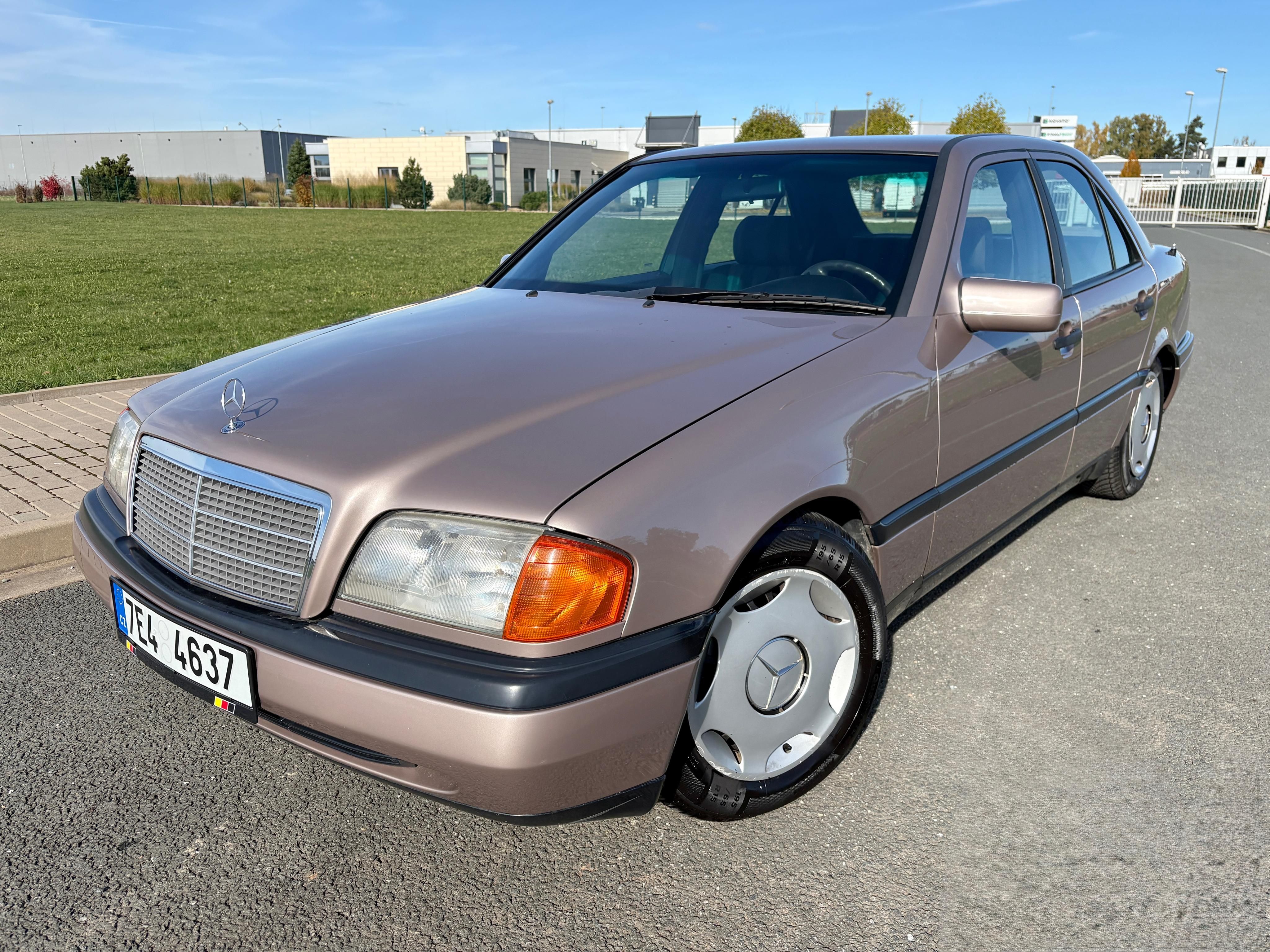 Mercedes-Benz Třídy C, 220 KRÁSNÝ VETERÁN PO RENOVACI