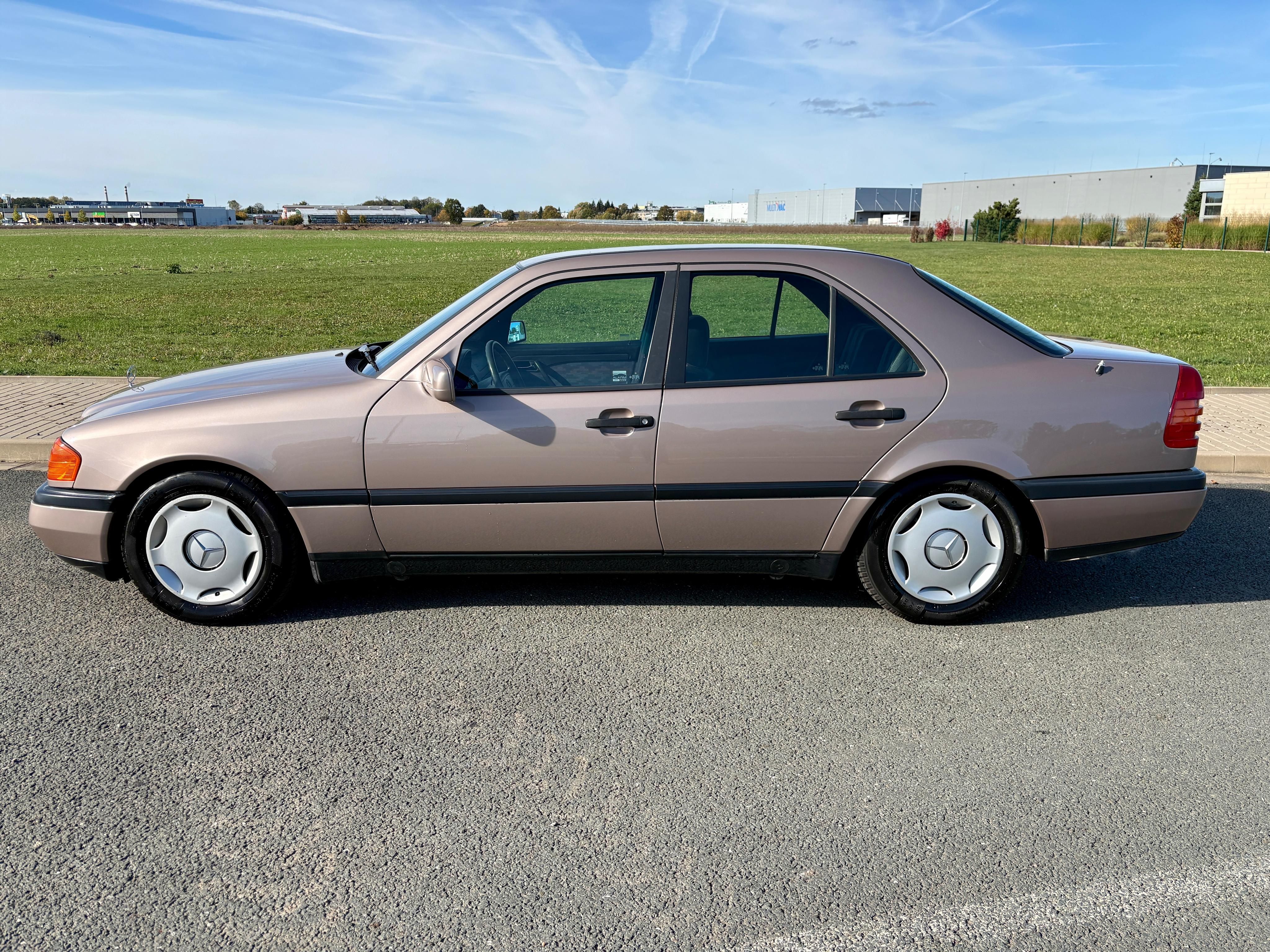 Mercedes-Benz Třídy C, 220 KRÁSNÝ VETERÁN PO RENOVACI - fotka 2