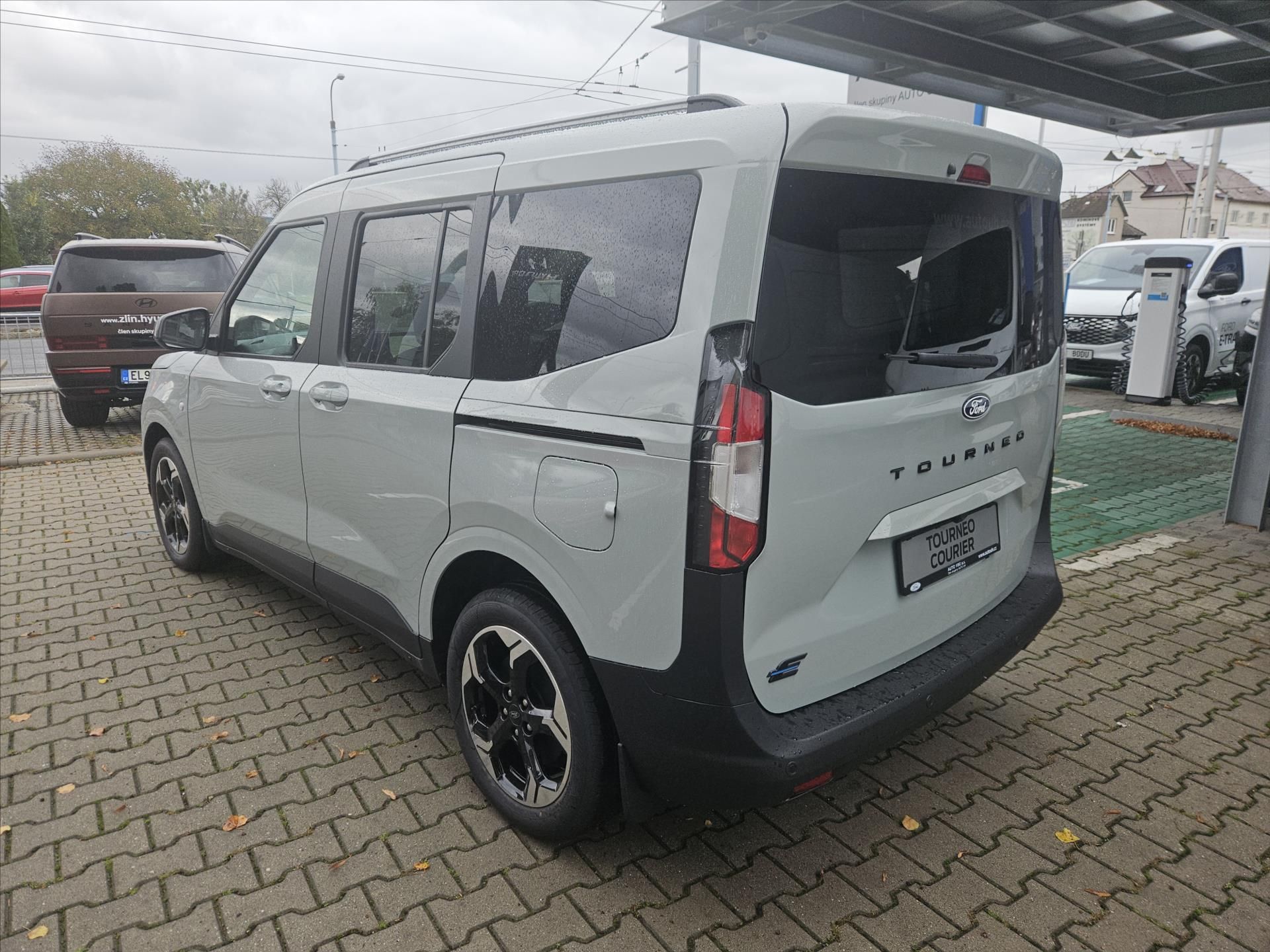 Ford Tourneo Courier, 43 kWh El  Titanium - fotka 5