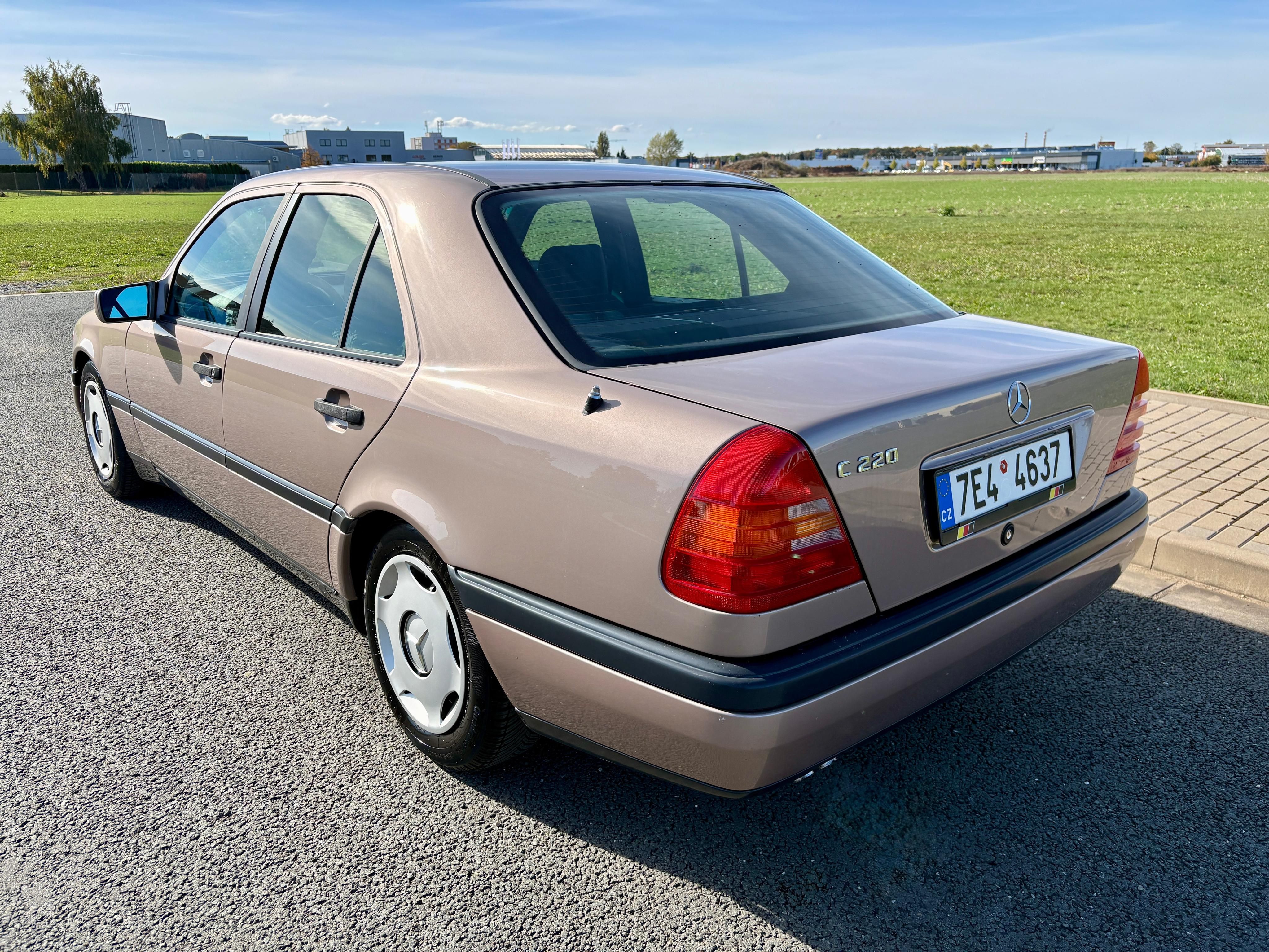 Mercedes-Benz Třídy C, 220 KRÁSNÝ VETERÁN PO RENOVACI - fotka 3