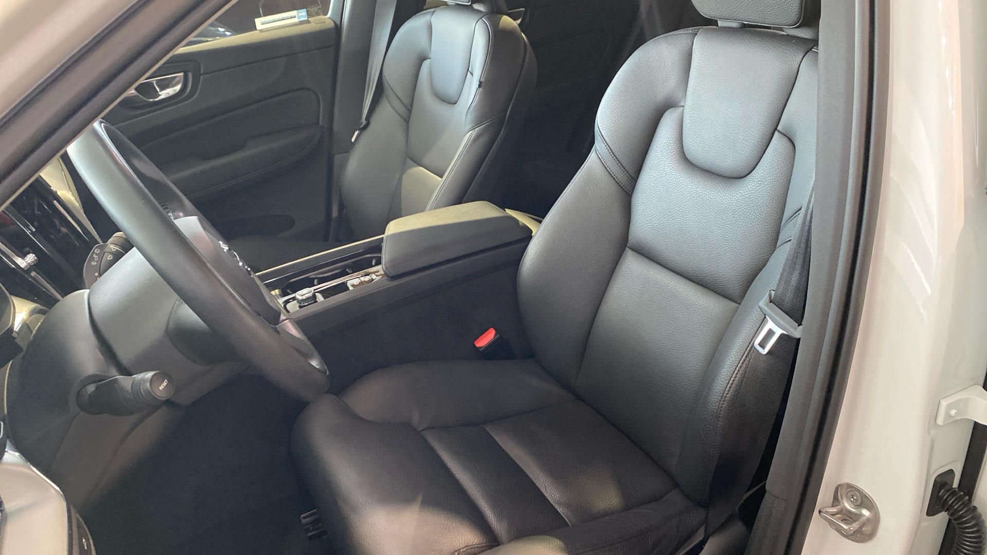 Volvo XC60, INSCRIPTION, B5 FWD, 184+10 kW - fotka 5