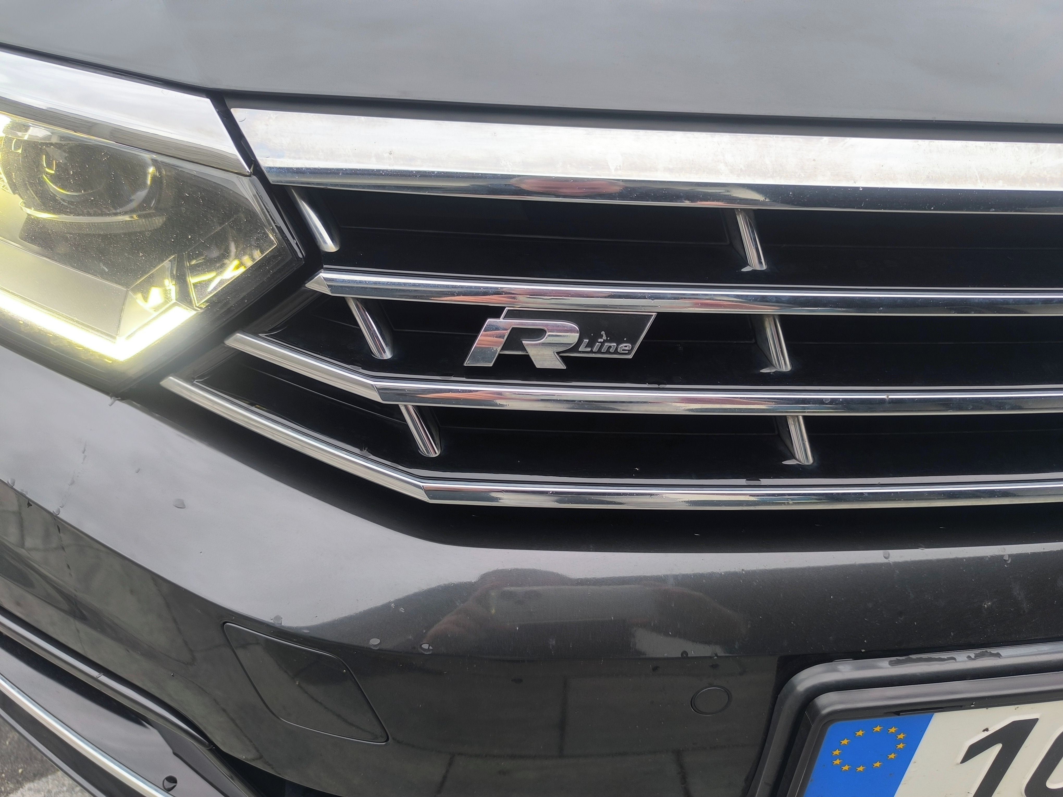 Volkswagen Passat, R-LINE,MAX VÝBAVA,KRÁSNÝ,1.MAJ - fotka 4