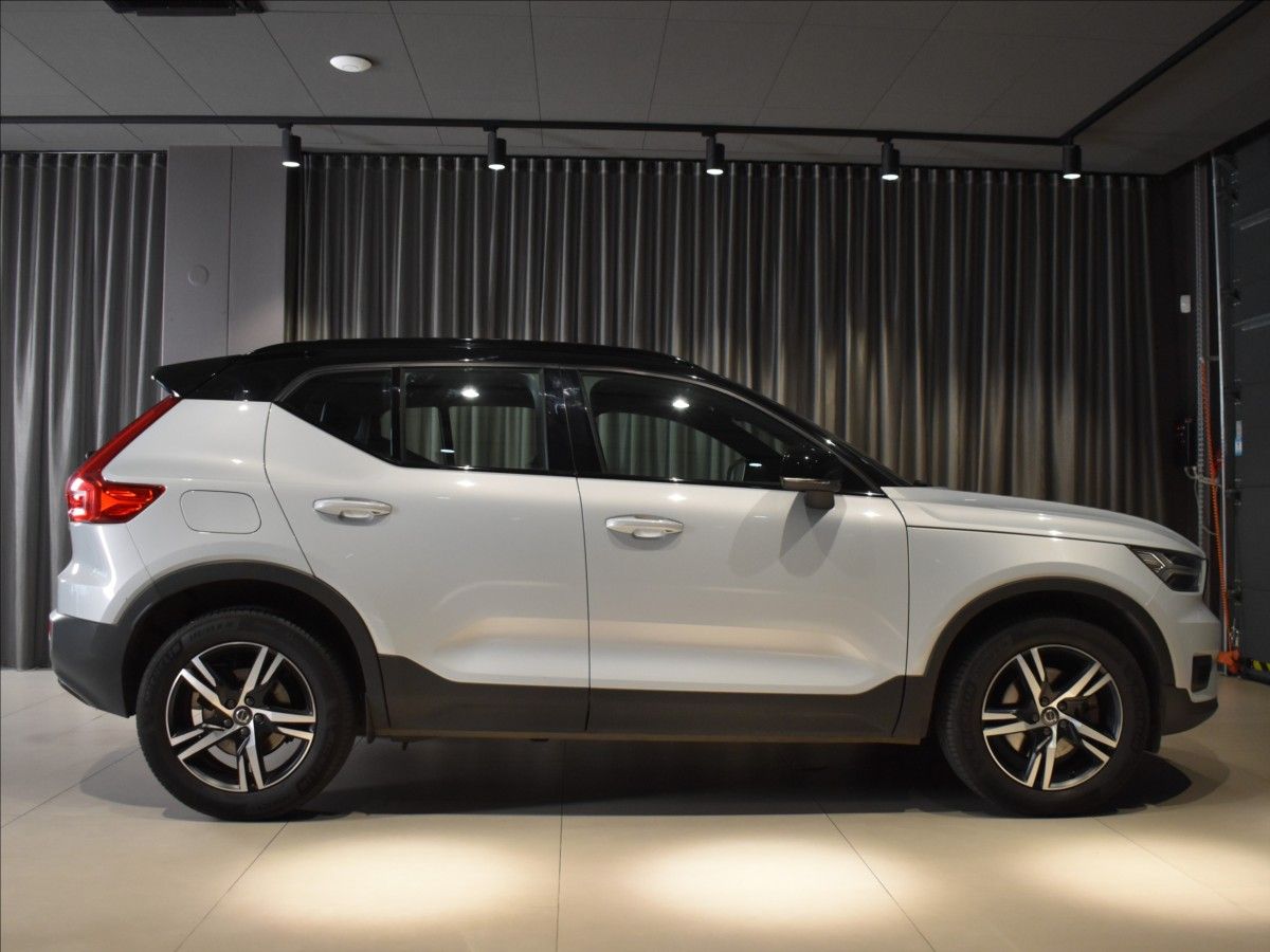 Volvo XC40, 2,0 B4 R-desing bezklíč,adapt - fotka 3