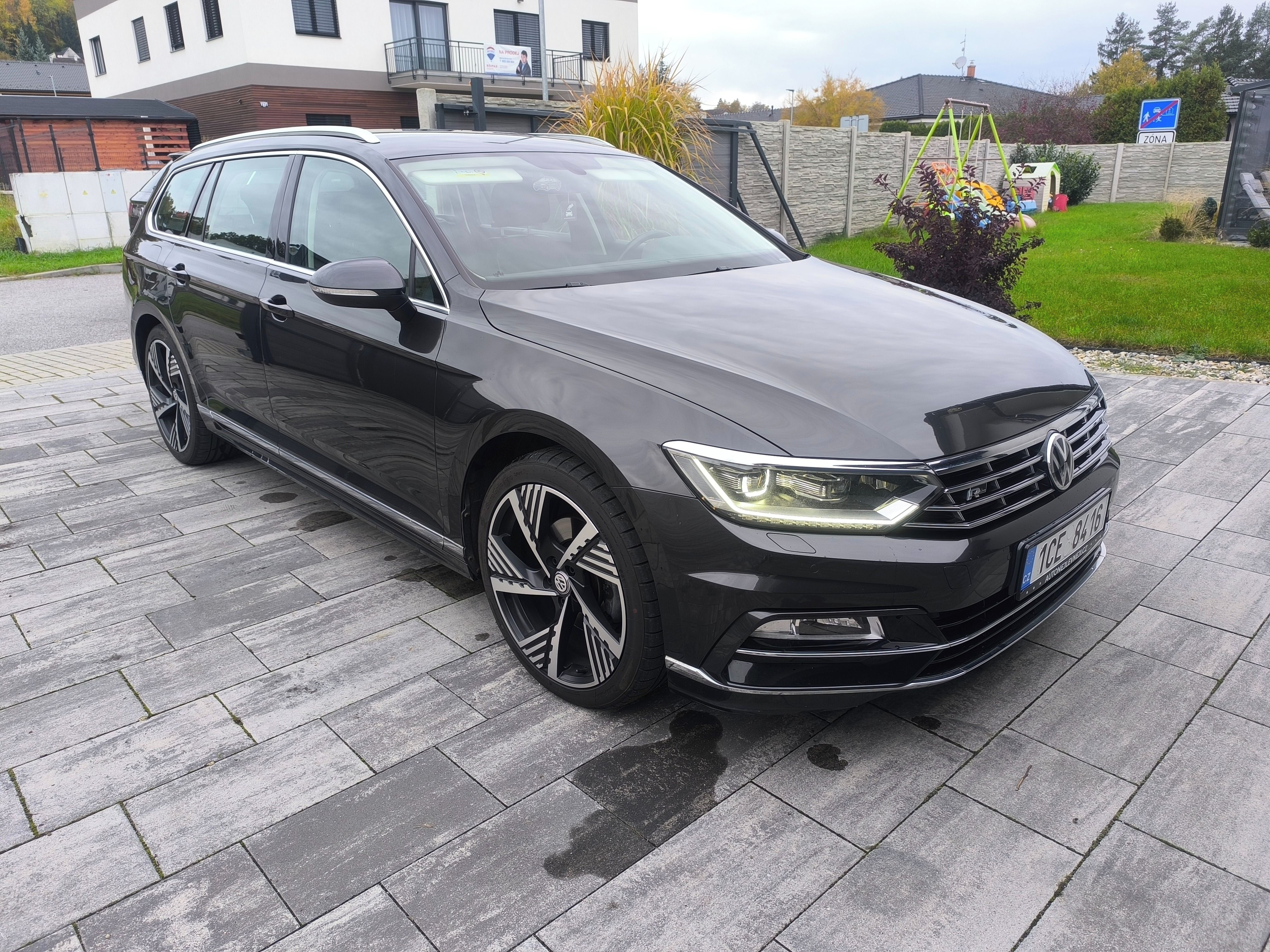 Volkswagen Passat, R-LINE,MAX VÝBAVA,KRÁSNÝ,1.MAJ