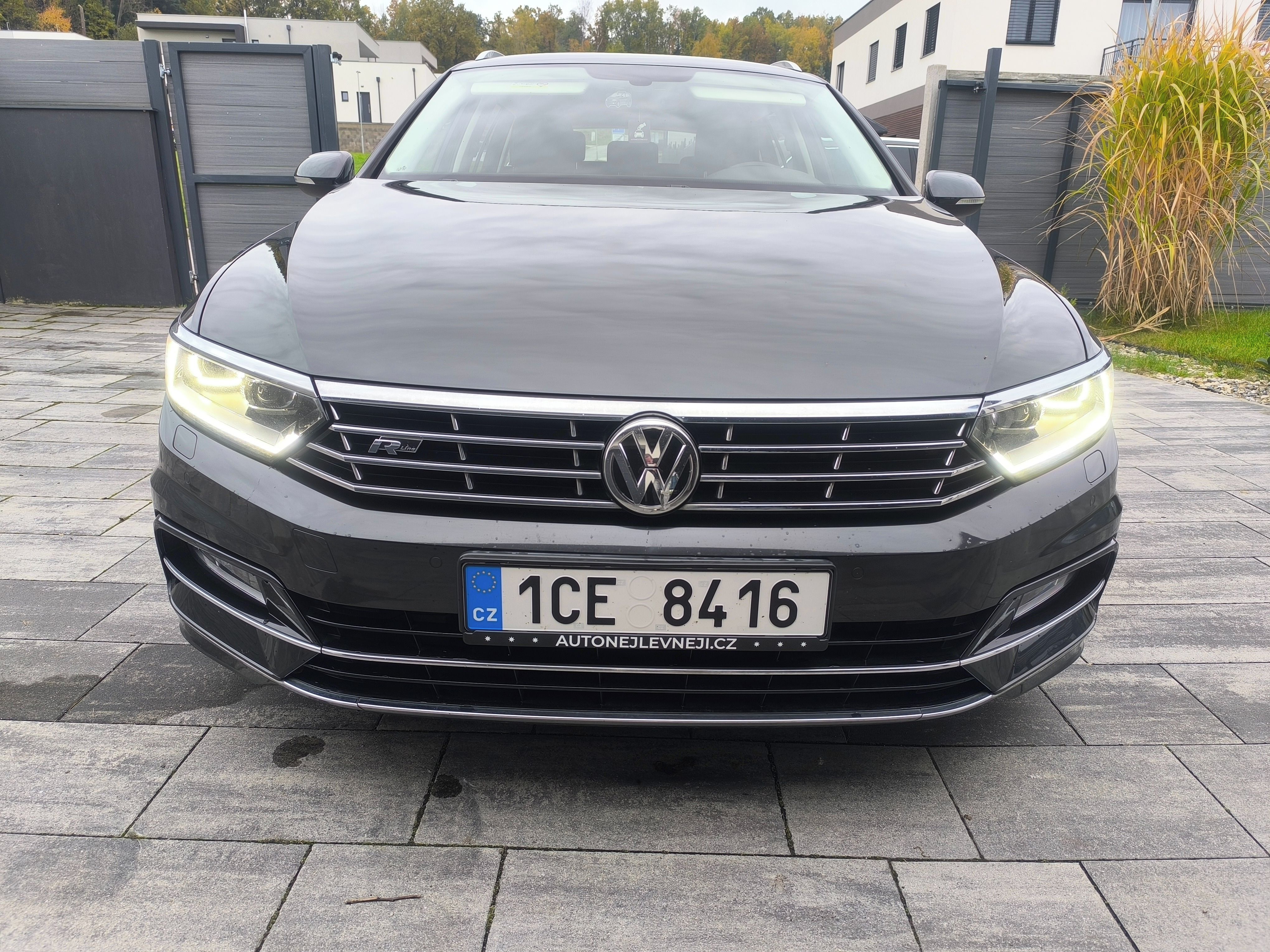 Volkswagen Passat, R-LINE,MAX VÝBAVA,KRÁSNÝ,1.MAJ - fotka 2