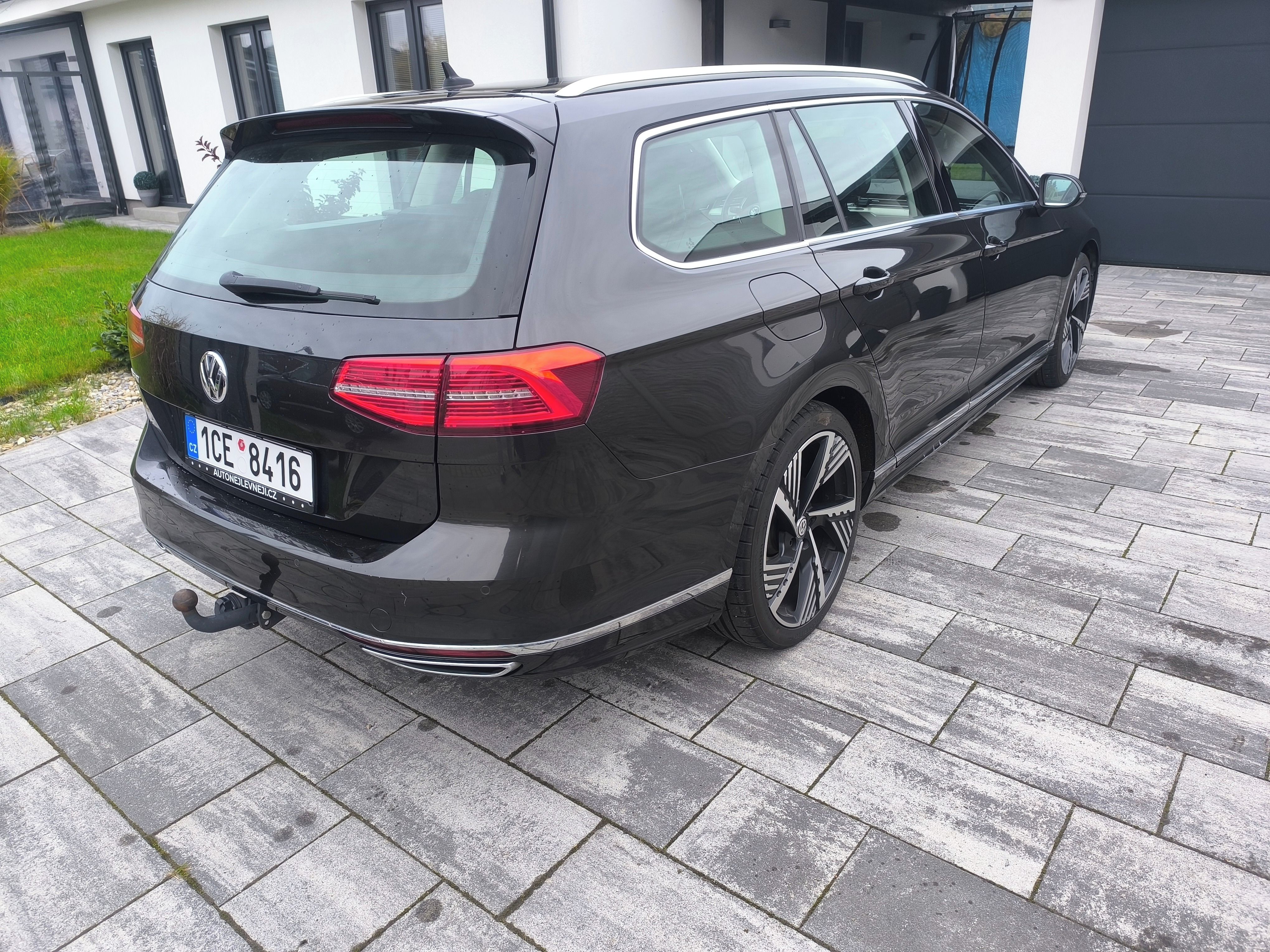 Volkswagen Passat, R-LINE,MAX VÝBAVA,KRÁSNÝ,1.MAJ - fotka 5