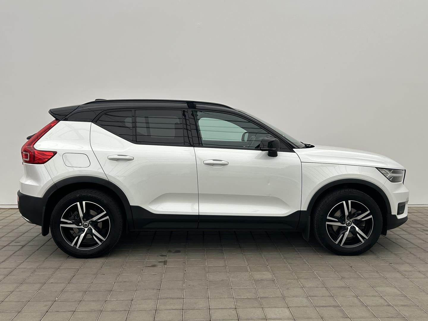 Volvo XC40, 2.0T4 140kW 4x4  R-Design - fotka 4