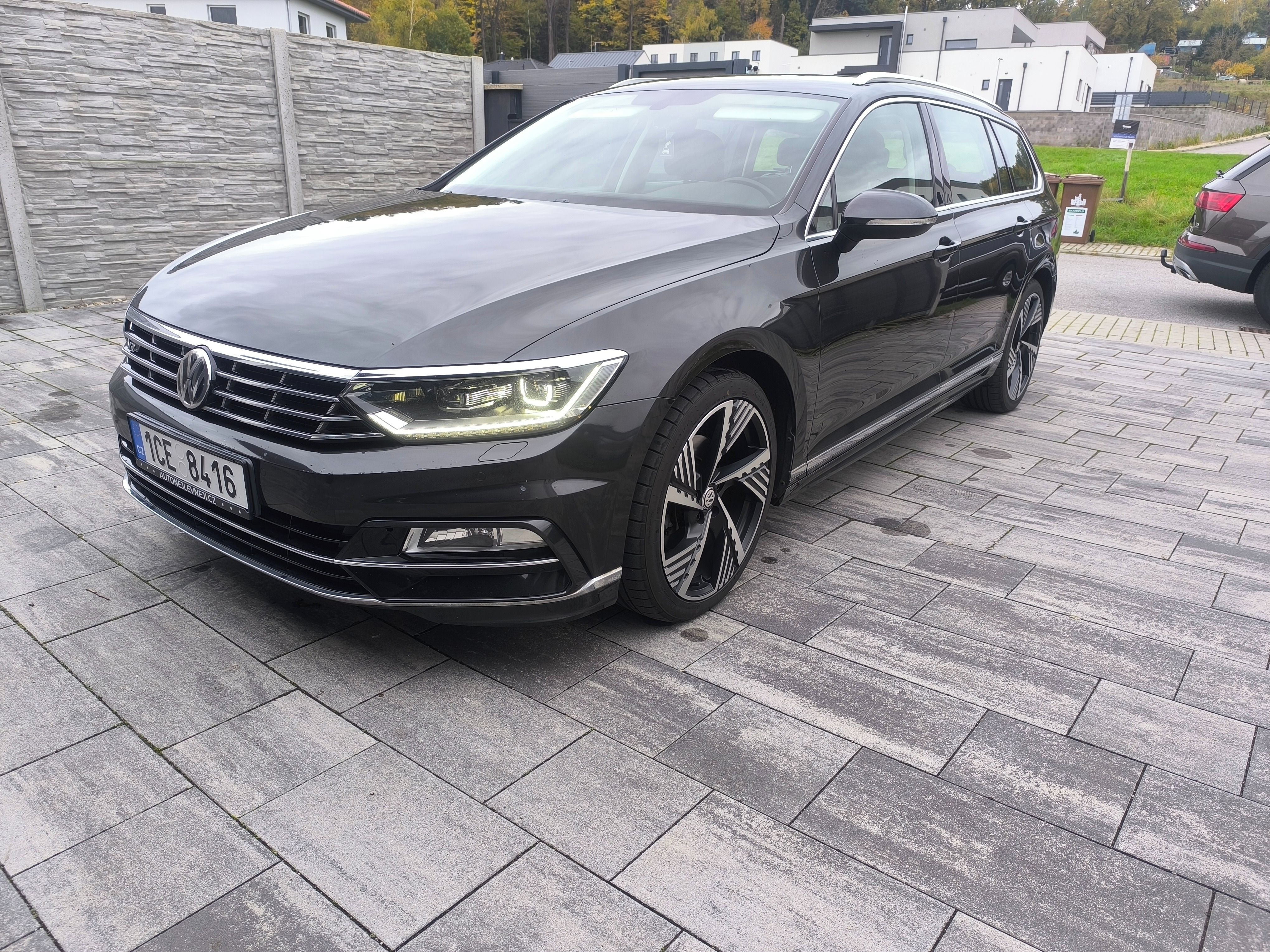 Volkswagen Passat, R-LINE,MAX VÝBAVA,KRÁSNÝ,1.MAJ - fotka 3