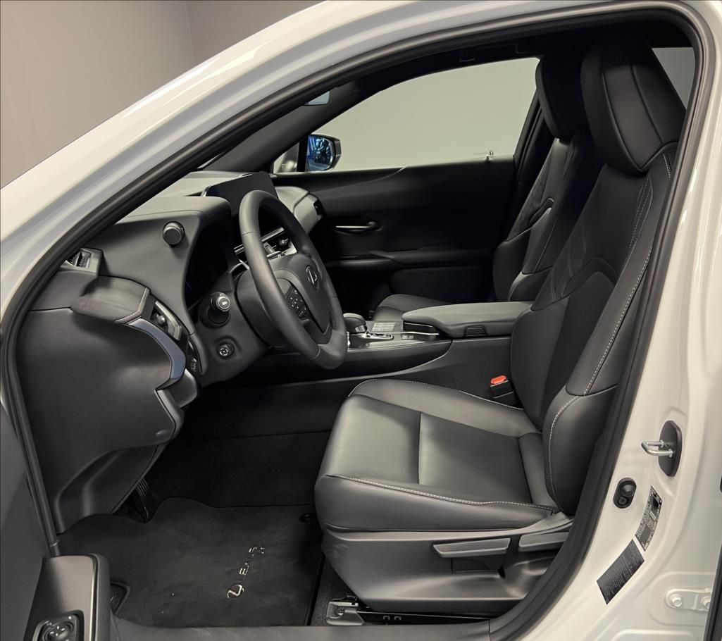 Lexus UX 300h, 300h 2,0 HEV F SPORT DESIGN - fotka 6
