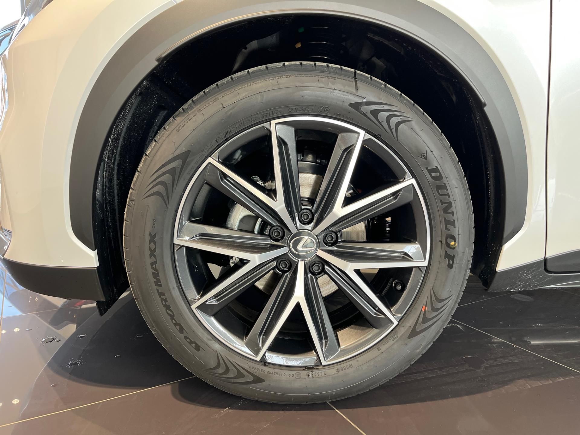 Lexus LBX, Elegant Tech Black - fotka 5