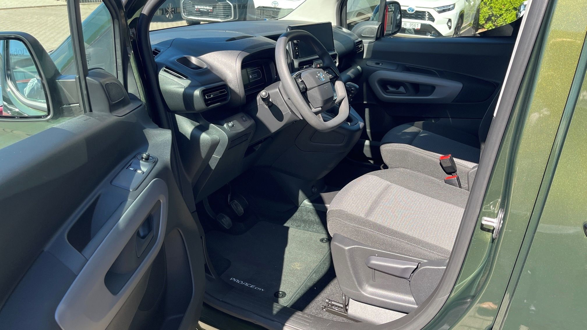 Toyota Proace City Verso, Long 1,2i 110PS Business 7s - fotka 3