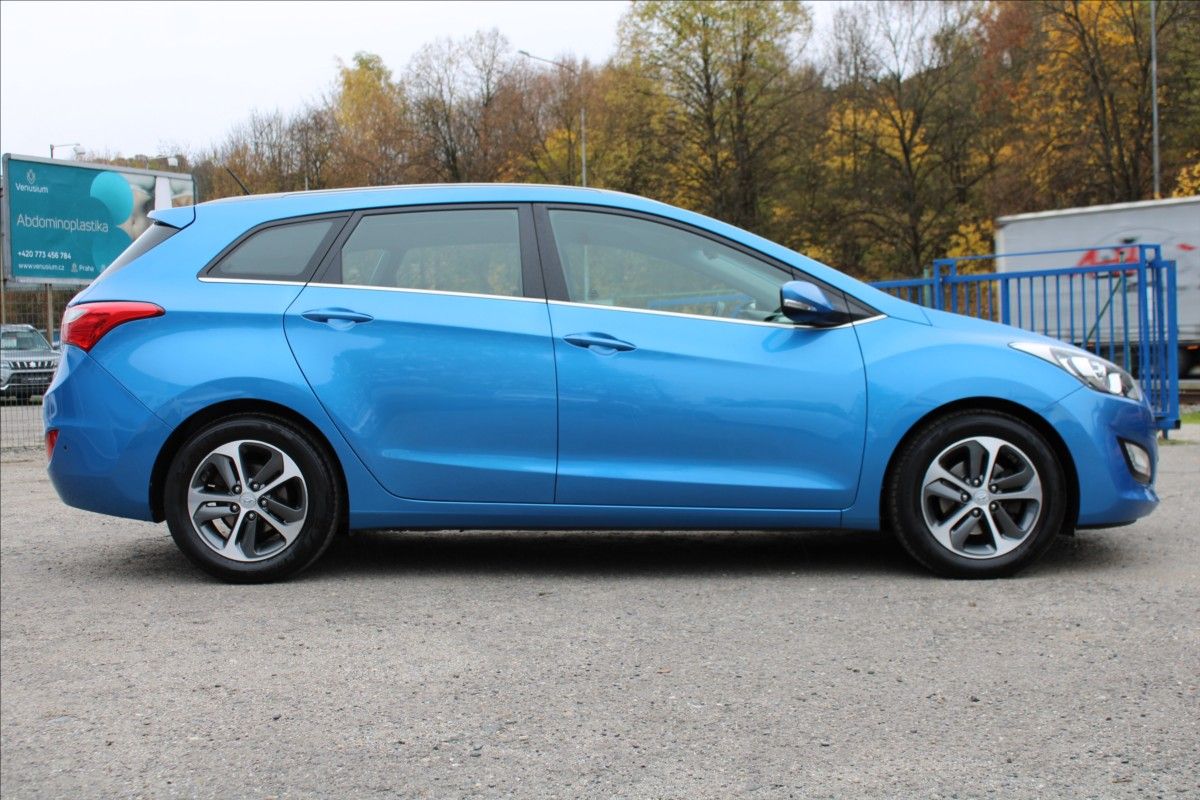 Hyundai i30, 1,6 CVVT  ČR,A/T,DPH,WEEKEND - fotka 4