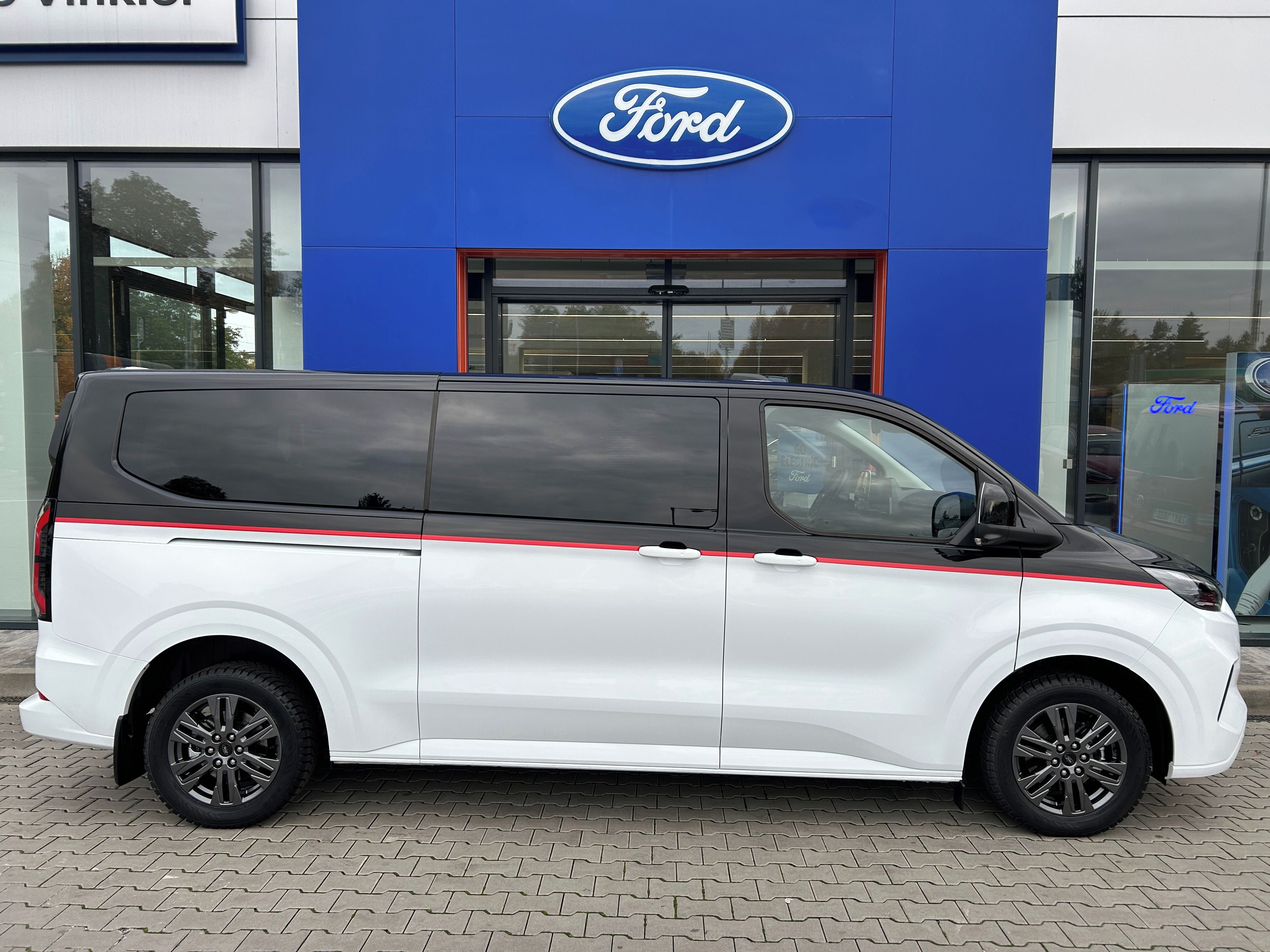 Ford Tourneo Custom, X L2 2.0 EcoBlue 125kW AWD - fotka 4