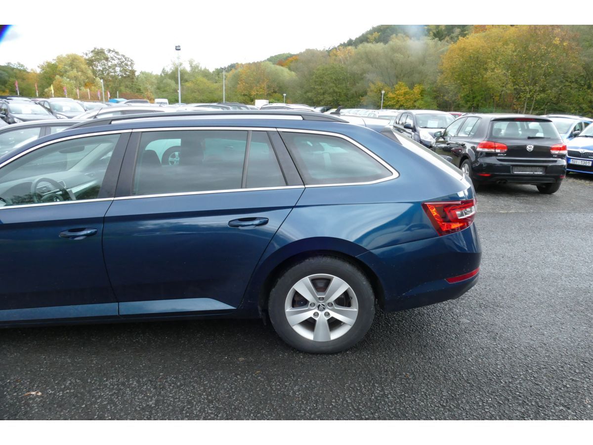 Škoda Superb, 1,6TDI 88KW DSG KLIMA - fotka 6