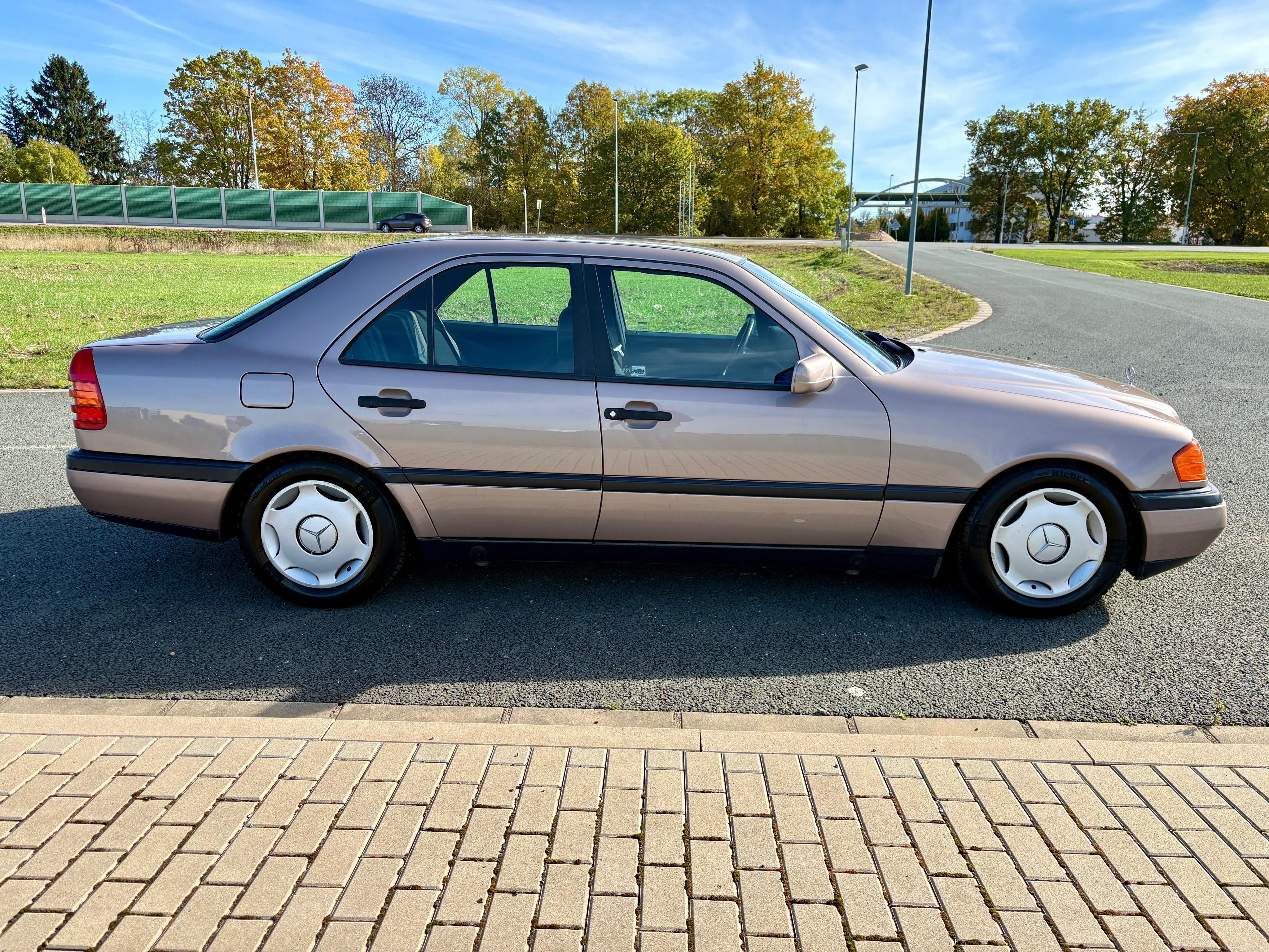 Mercedes-Benz Třídy C, 220 KRÁSNÝ VETERÁN PO RENOVACI - fotka 6