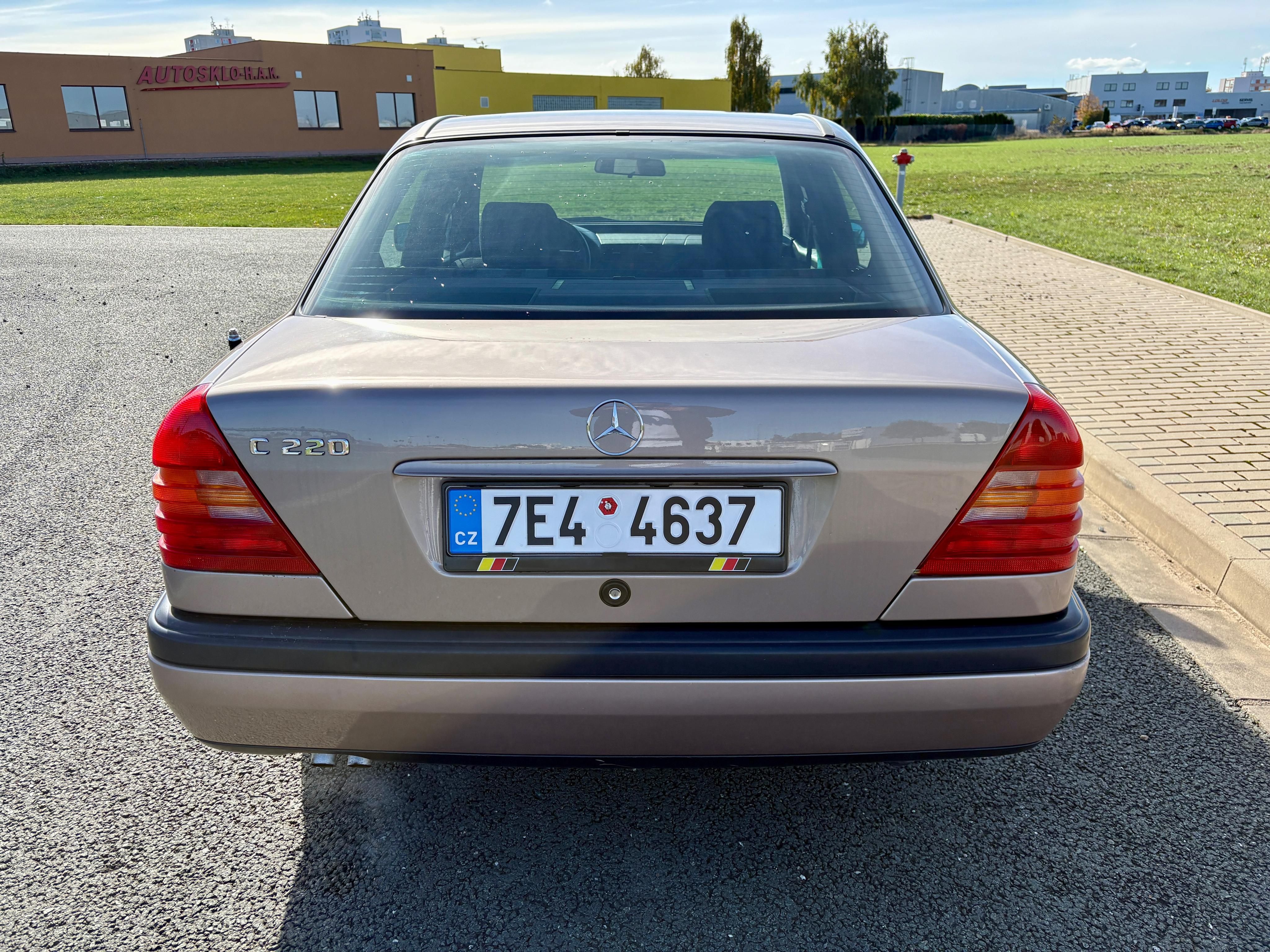 Mercedes-Benz Třídy C, 220 KRÁSNÝ VETERÁN PO RENOVACI - fotka 4