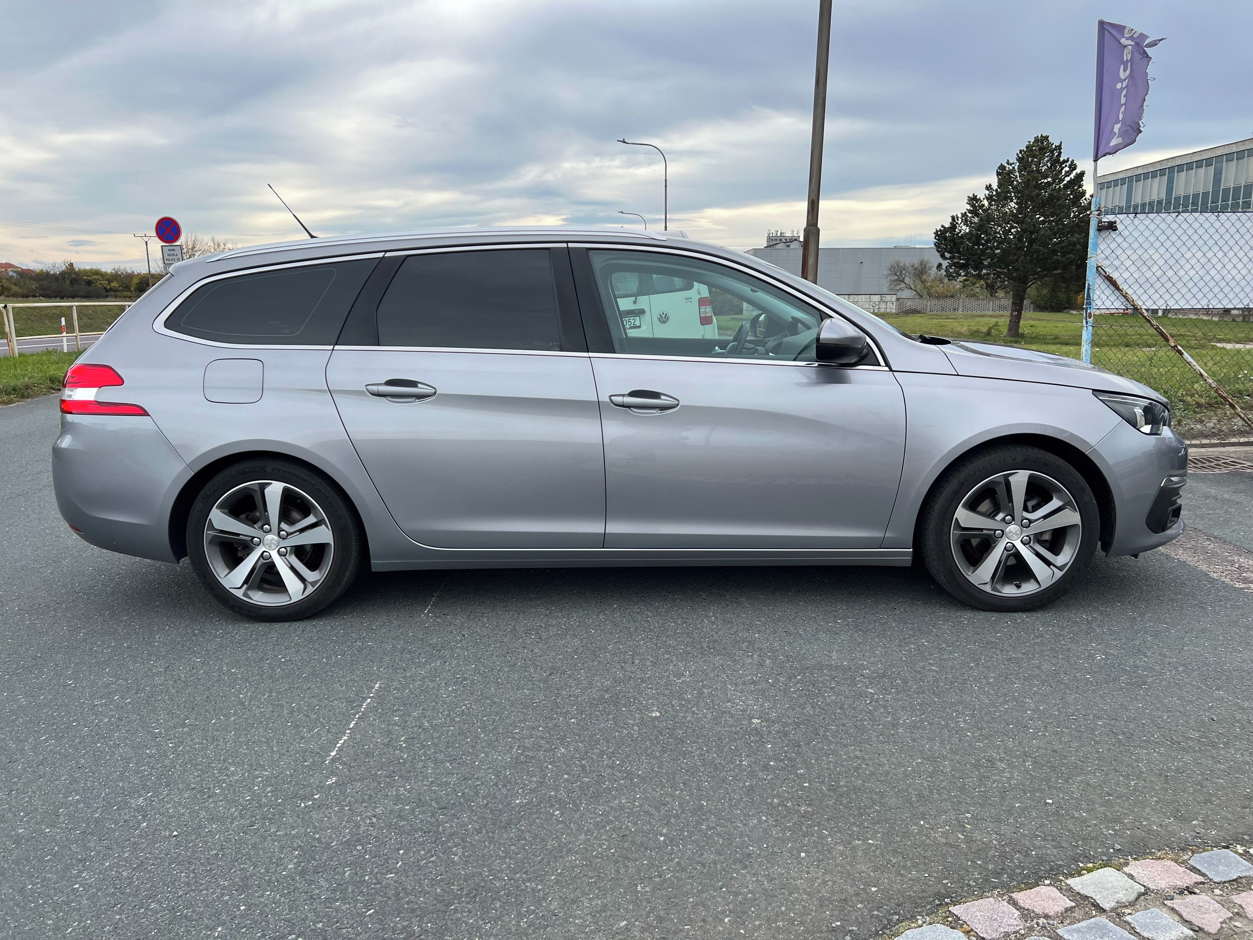 Peugeot 308, 1.5 BlueHDi 96kW 1 Maj. ČR,DPH - fotka 4