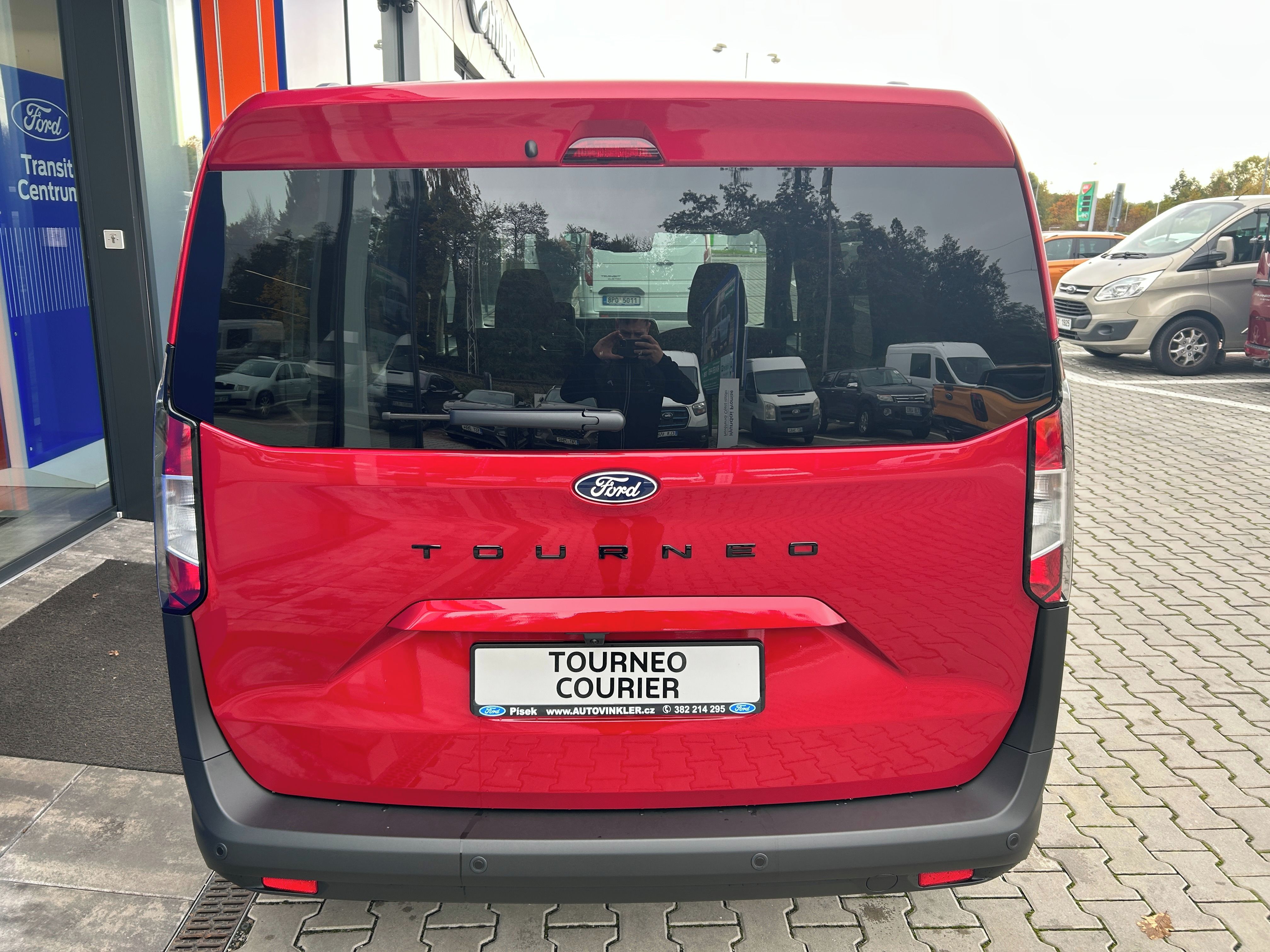Ford Tourneo Courier, Titanium 1.0 EcoBoost 7.st AT - fotka 5