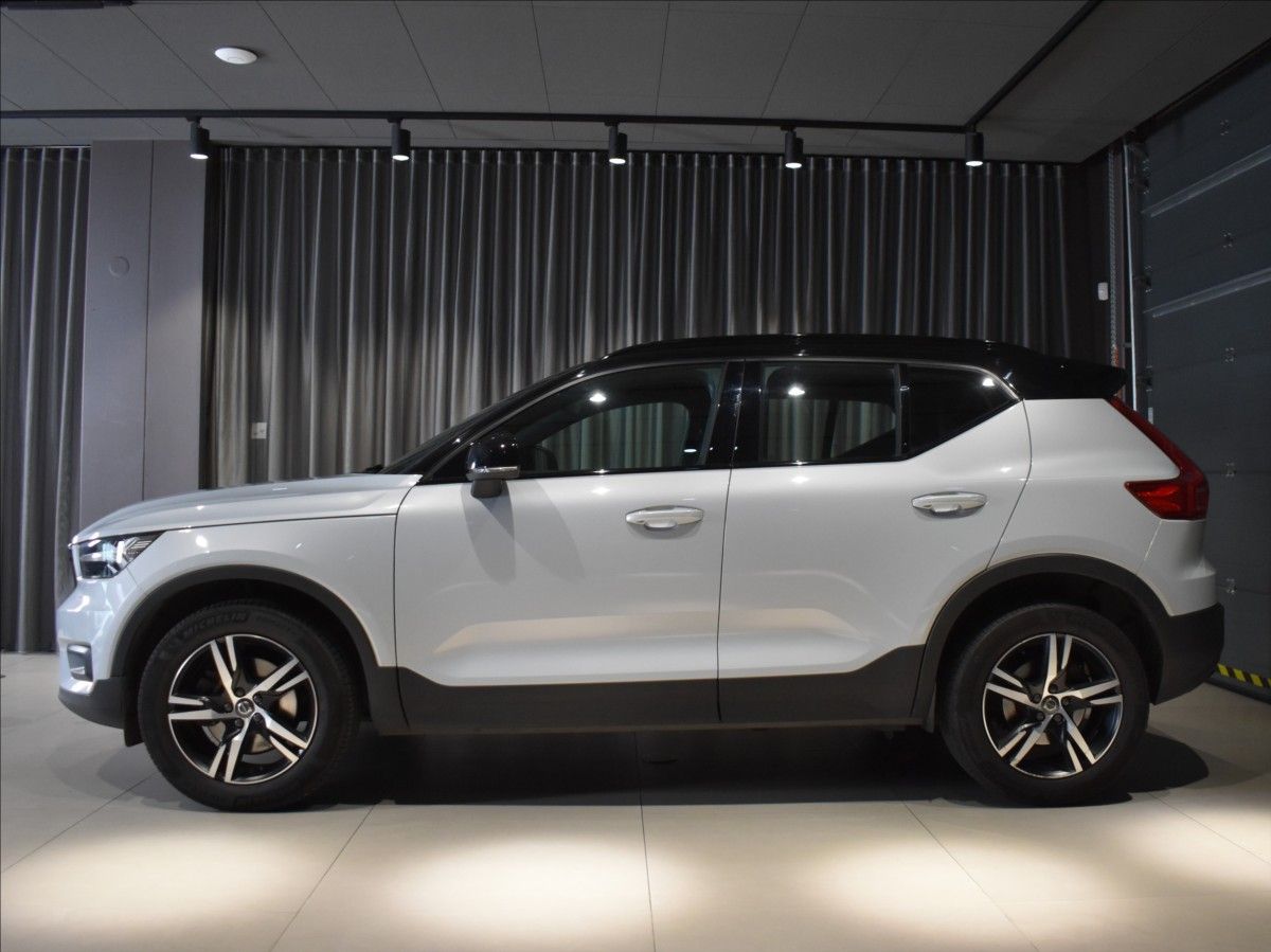 Volvo XC40, 2,0 B4 R-desing bezklíč,adapt - fotka 2