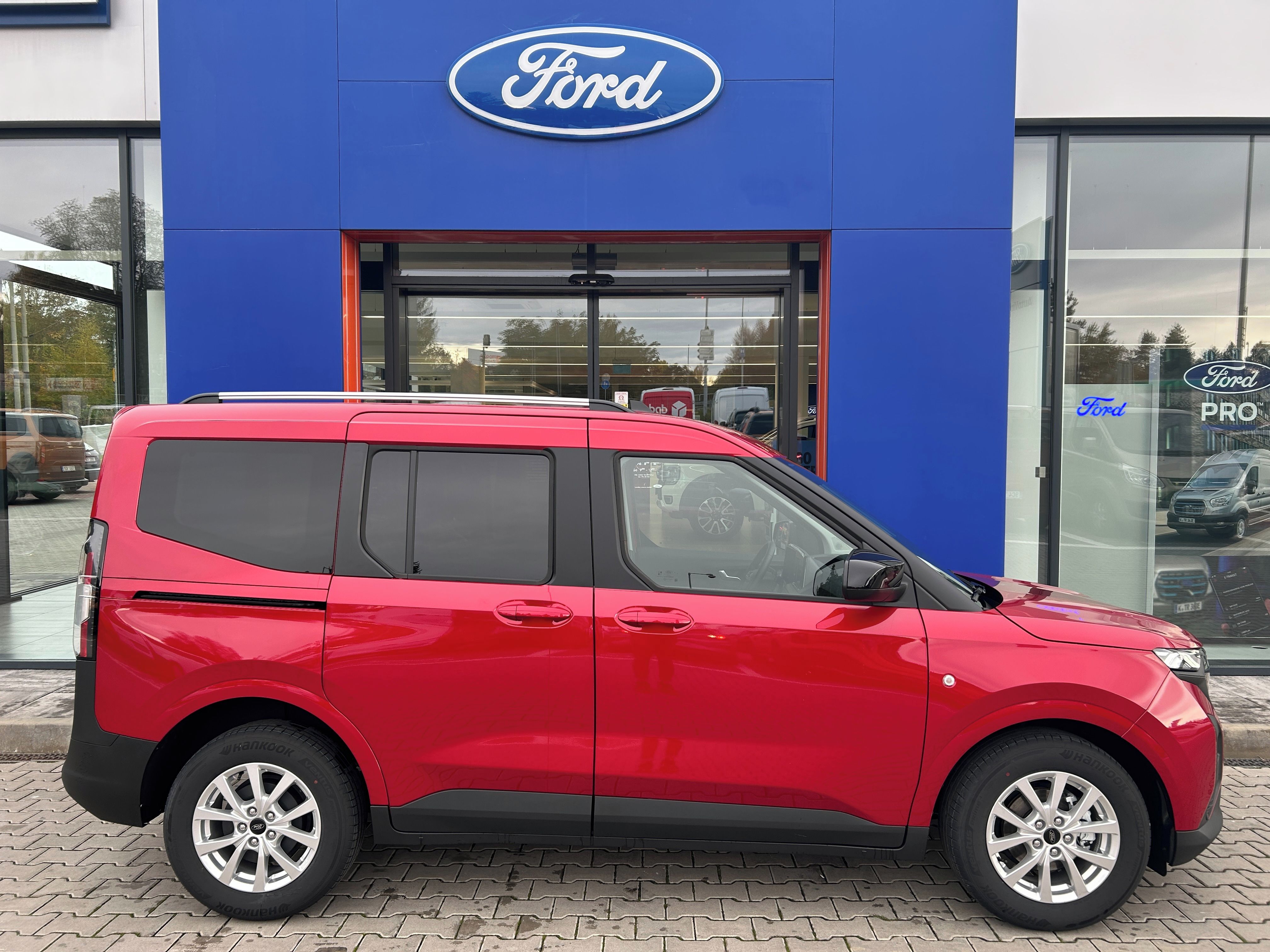 Ford Tourneo Courier, Titanium 1.0 EcoBoost 7.st AT - fotka 3