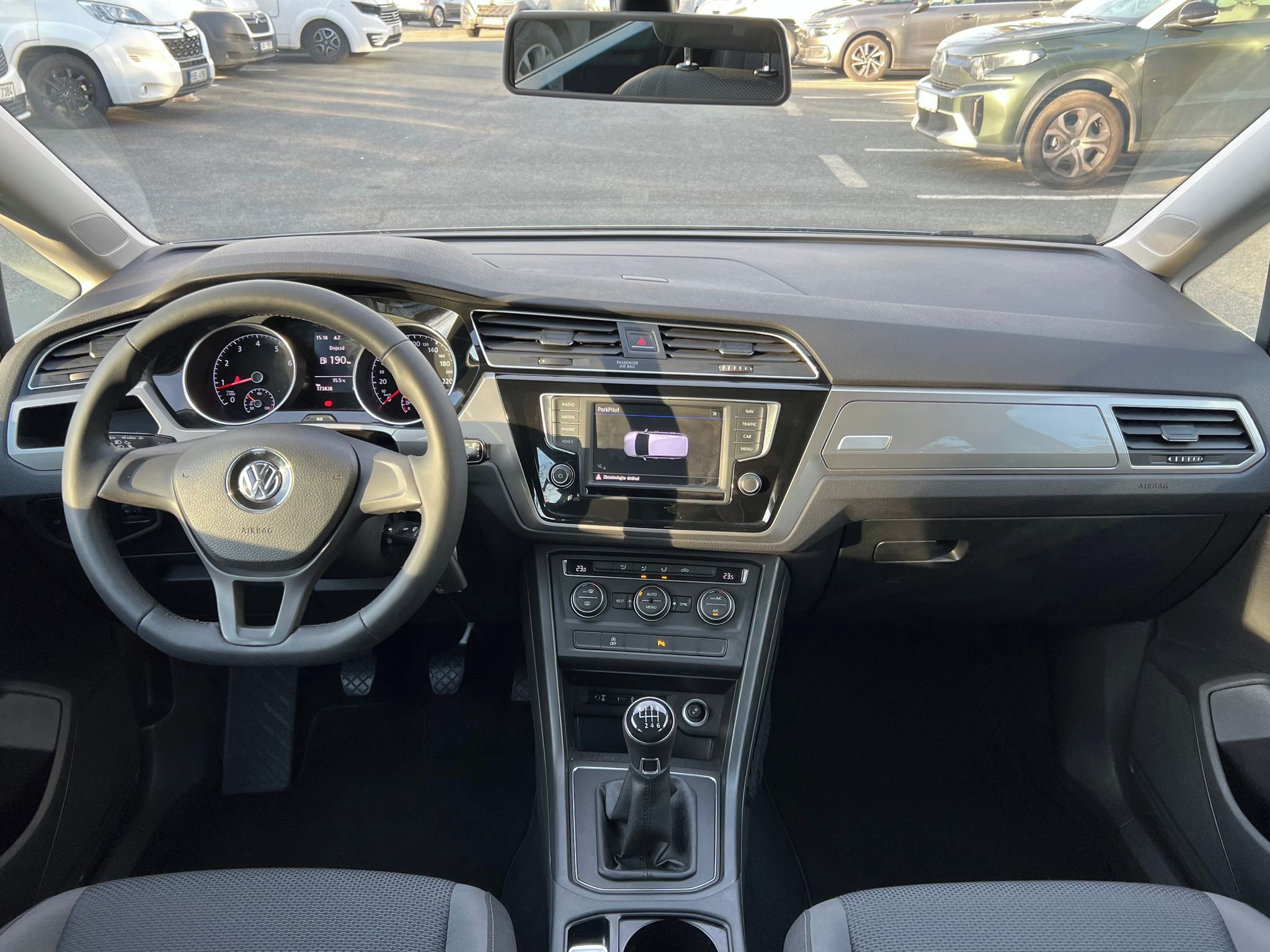 Volkswagen Touran, 1.2 110k SERVIS ZÁRUKA TAŽNÉ - fotka 3