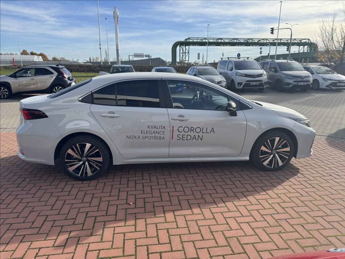Toyota Corolla, 1,8 1.8l e-CVT Style - fotka 4