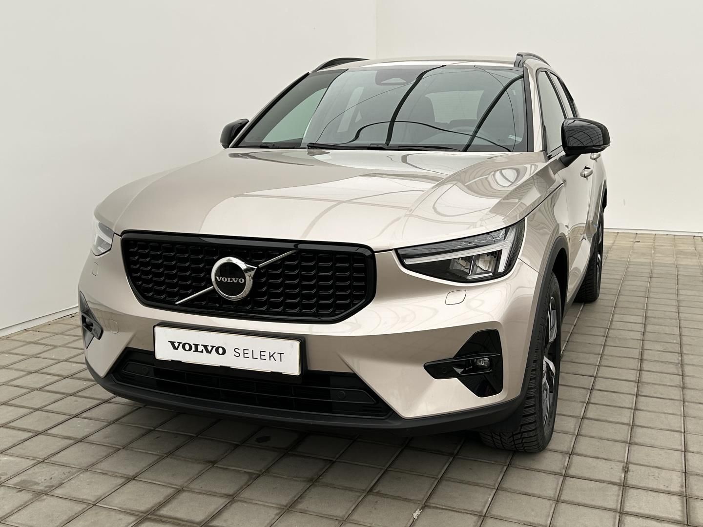 Volvo XC40, 2.0B4 145kW 4x4 PLUS