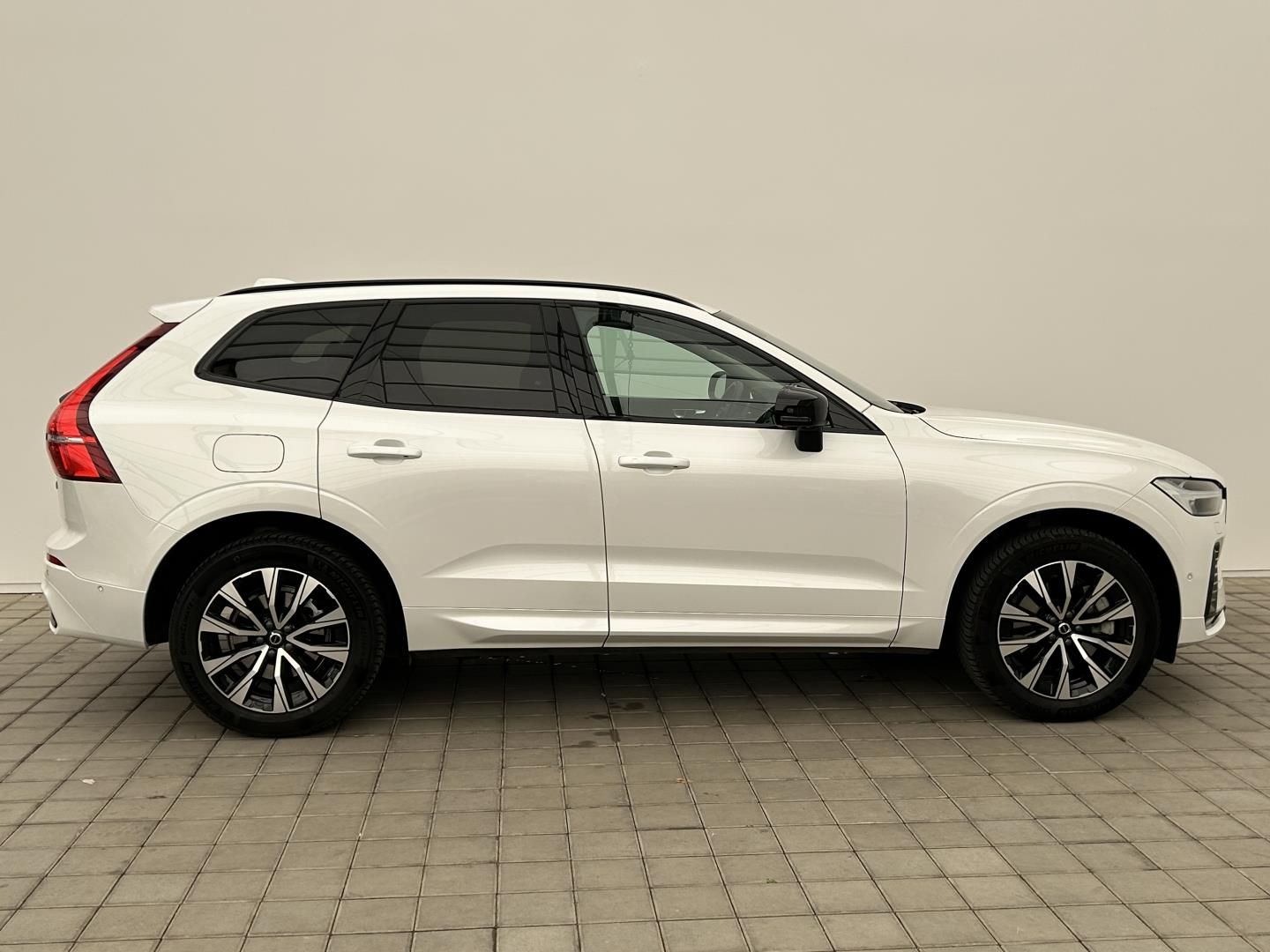 Volvo XC60, 2.0B4 145kW 4x4  "PLUS" Glossy - fotka 4