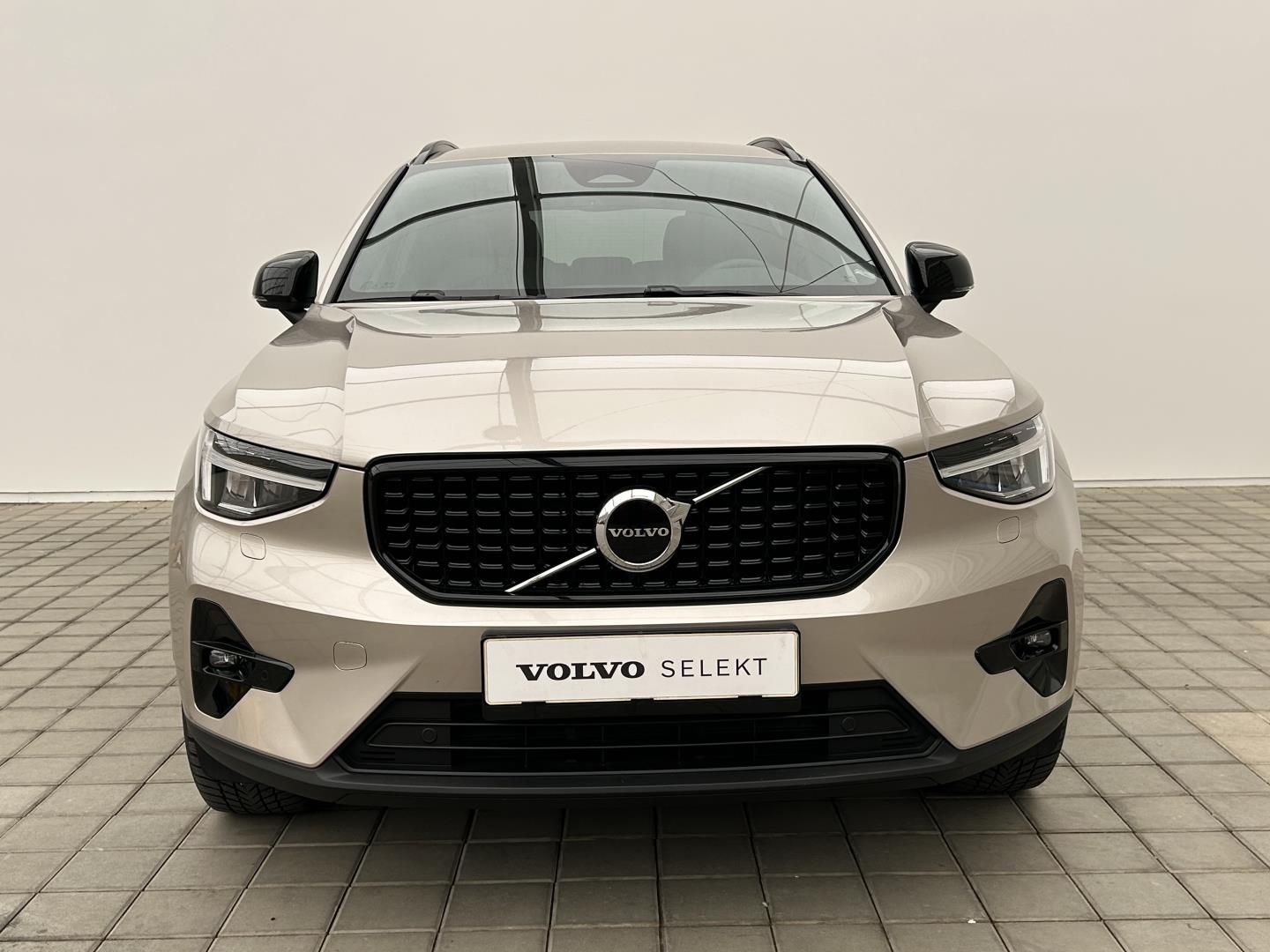 Volvo XC40, 2.0B4 145kW 4x4  PLUS - fotka 2