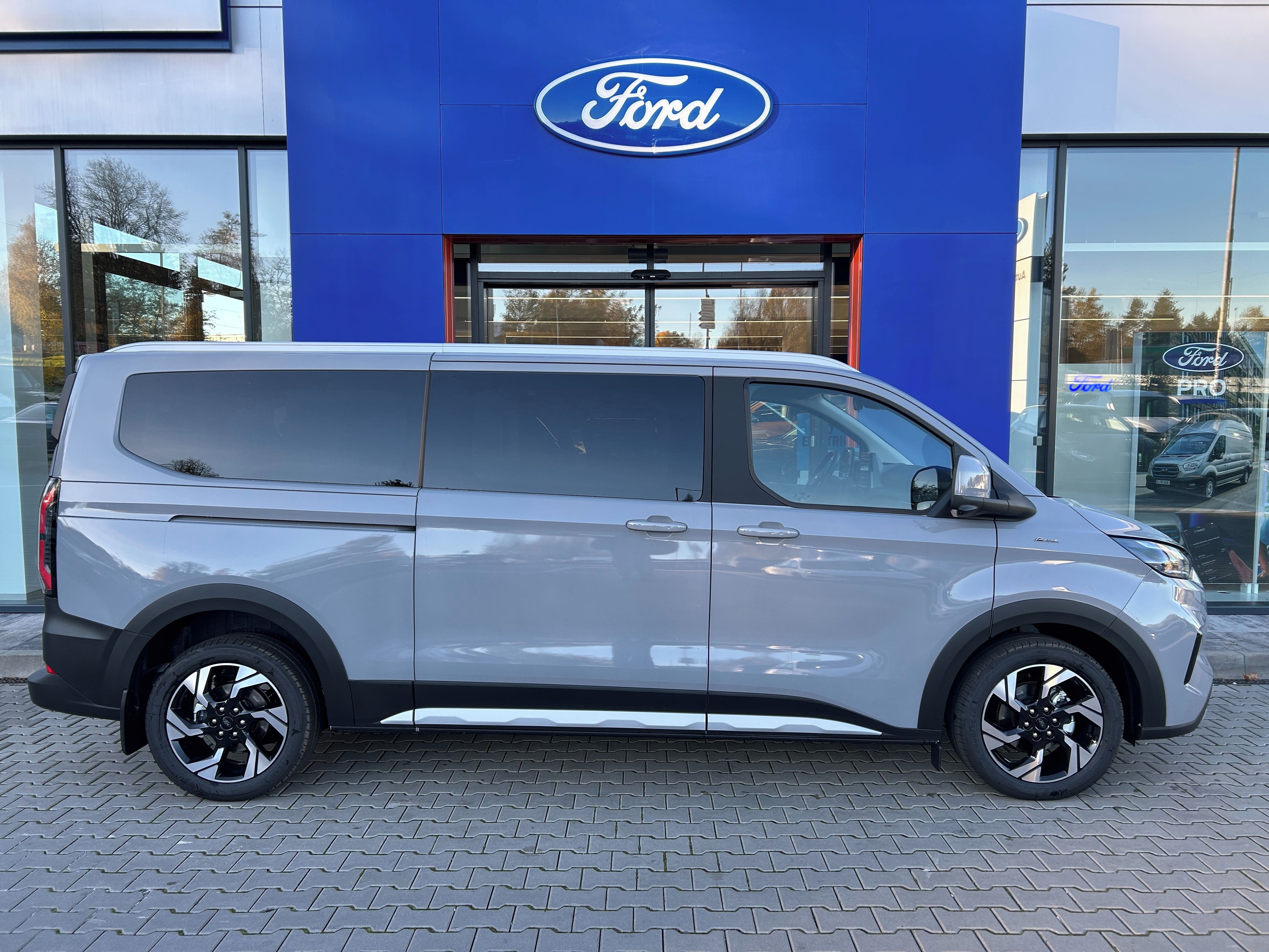 Ford Tourneo Custom, 2.0 EcoBlue 125kW ACTIVE L2 - fotka 4