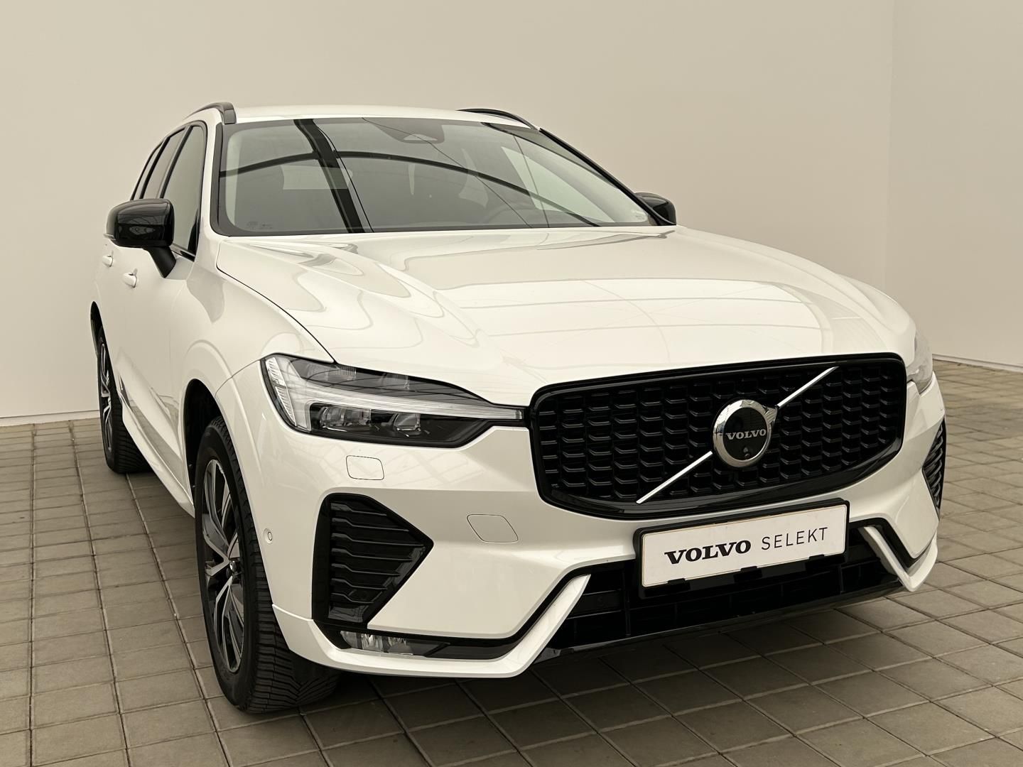 Volvo XC60, 2.0B4 145kW 4x4  "PLUS" Glossy - fotka 3