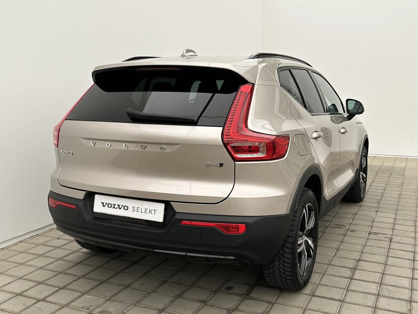 Volvo XC40, 2.0B4 145kW 4x4  PLUS - fotka 5