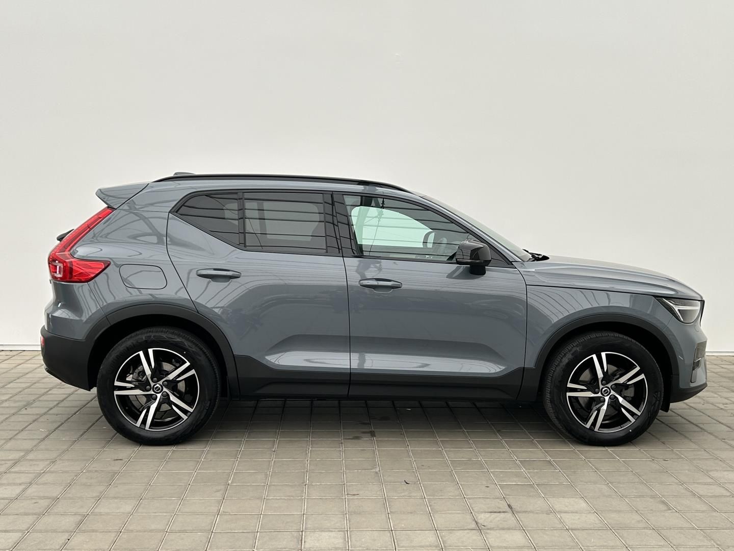 Volvo XC40, 2.0B4 145kW 4x4  PLUS - fotka 4