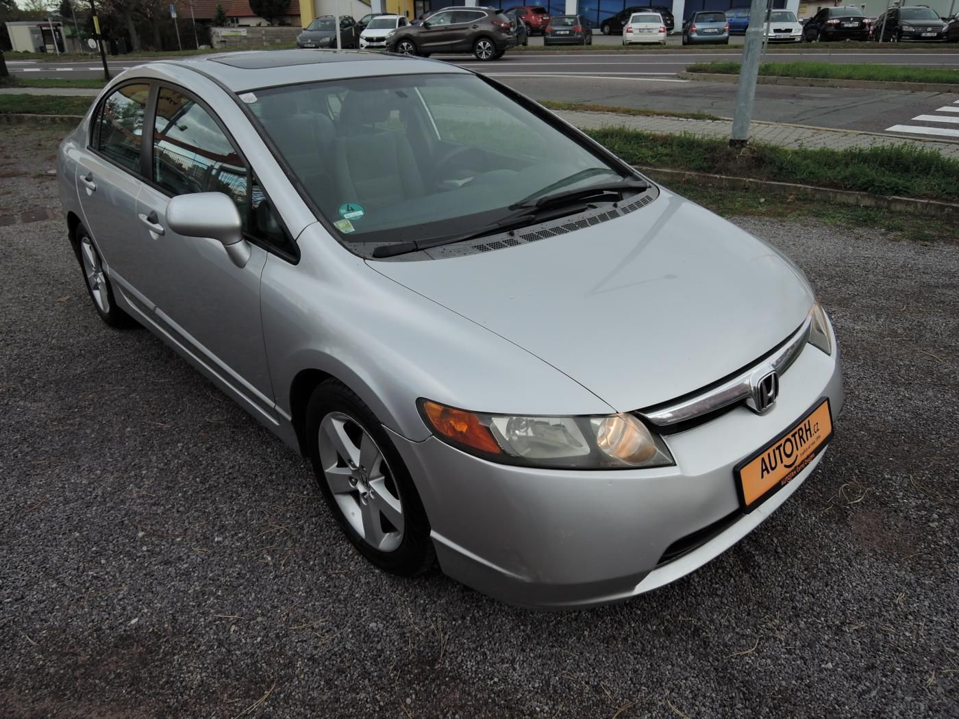 Honda Civic, 1,8 i-VTEC Aut. Šíbr - fotka 2