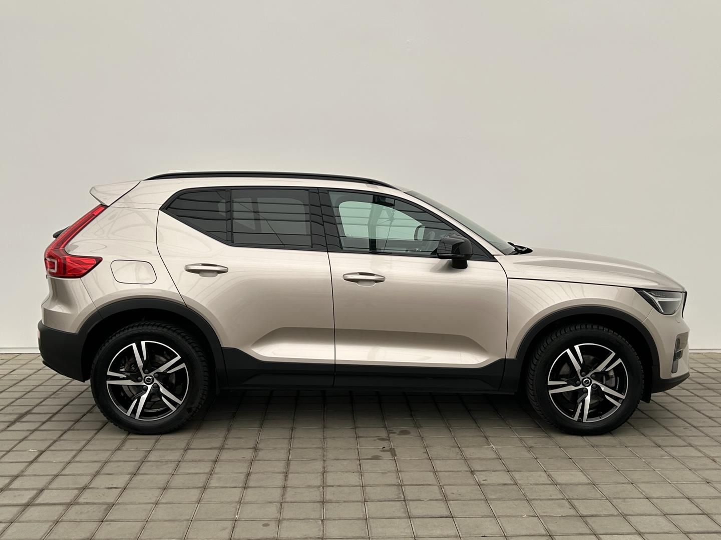Volvo XC40, 2.0B4 145kW 4x4  PLUS - fotka 4