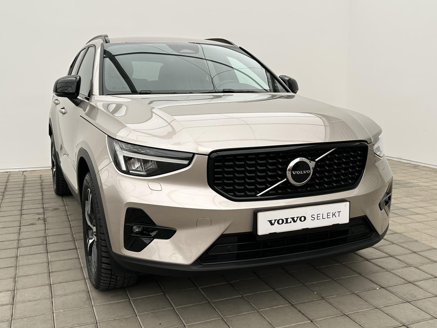 Volvo XC40, 2.0B4 145kW 4x4  PLUS - fotka 3