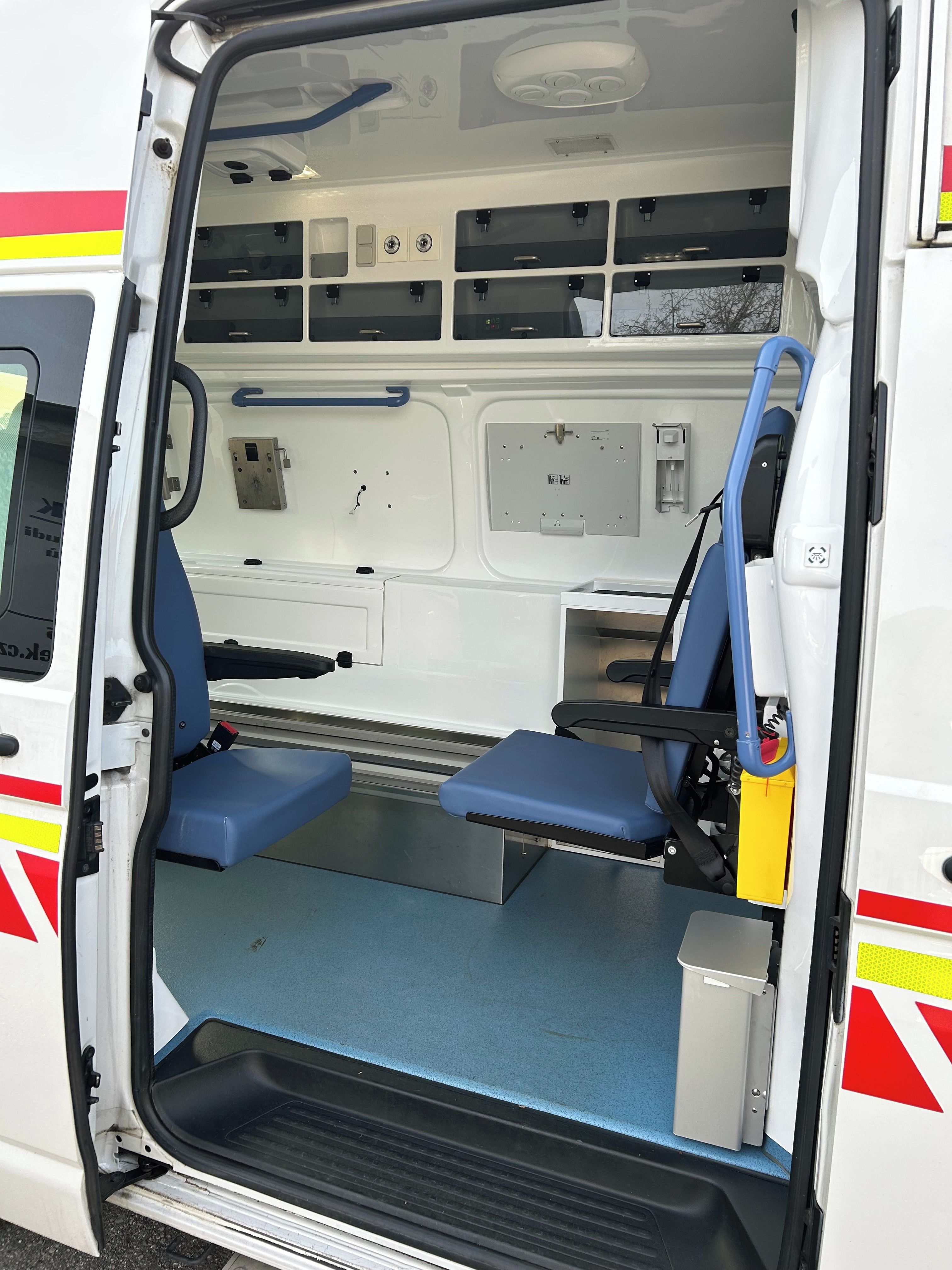 Volkswagen Transporter, T6.1 - 2.0 TDI Sanitní vůz 4x4 - fotka 6