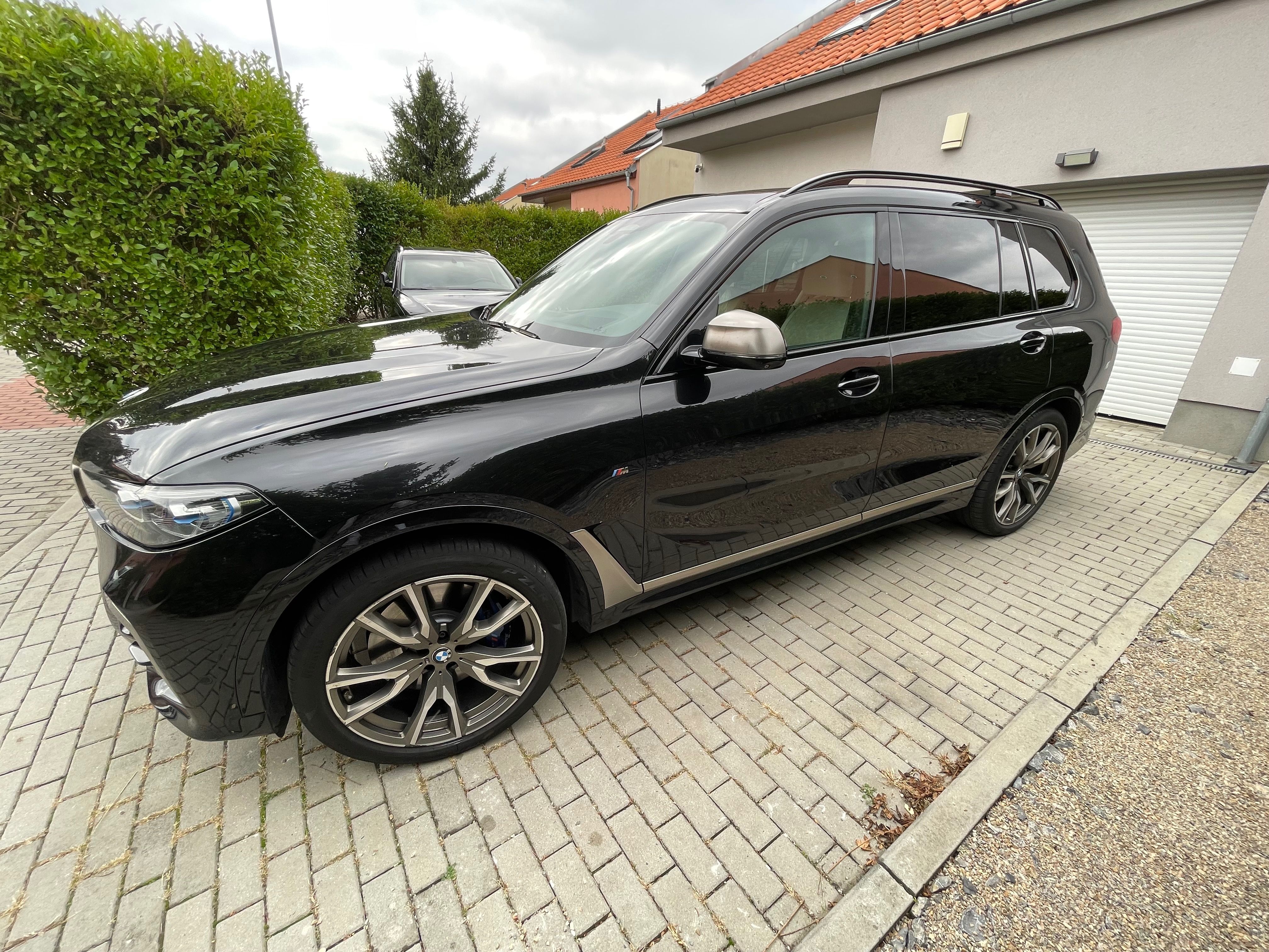 BMW X7, BMW X7 M50i 390kw - fotka 3