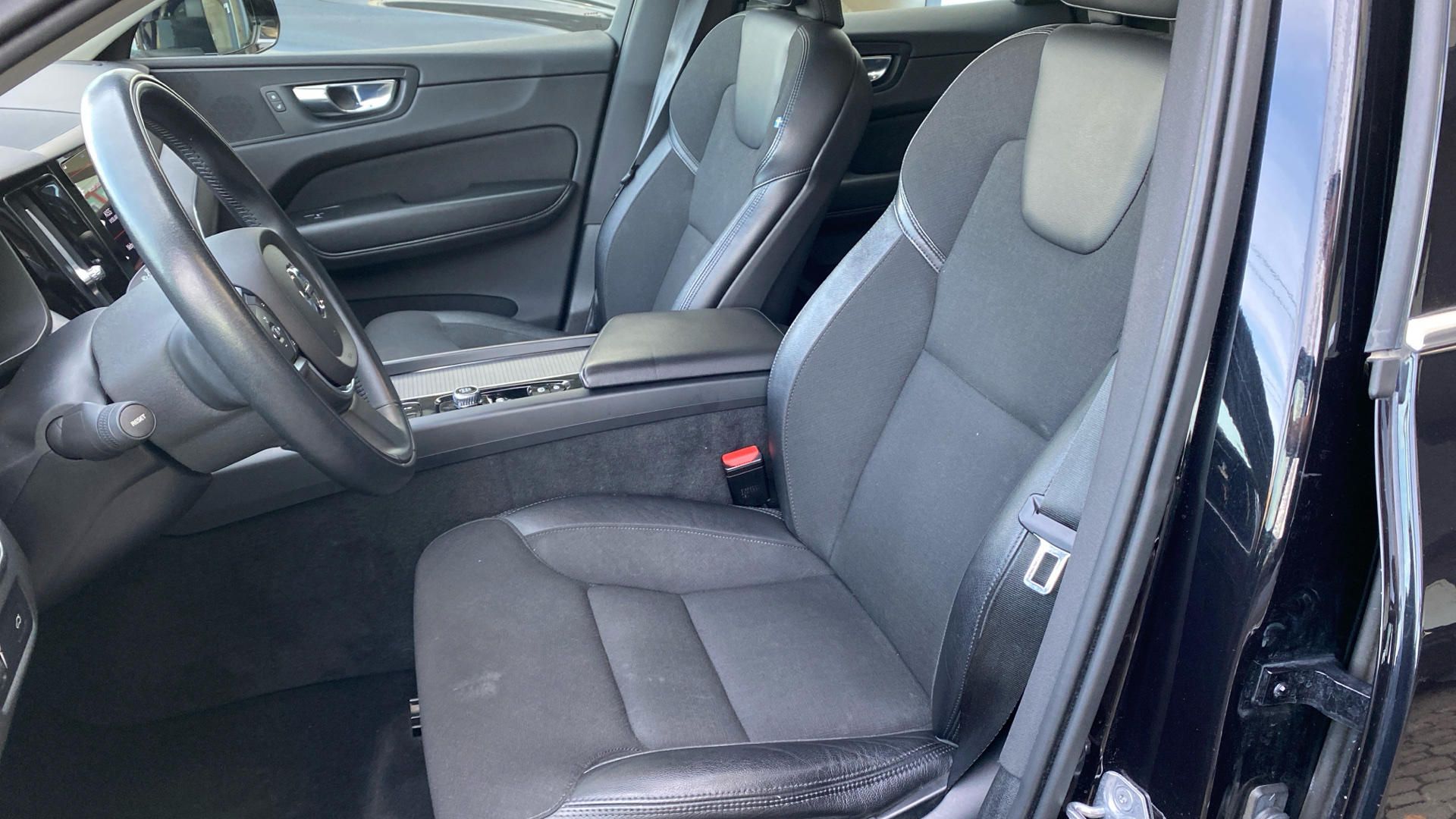 Volvo XC60, MOMENTUM PRO, B4 AWD, 145+10 k - fotka 5