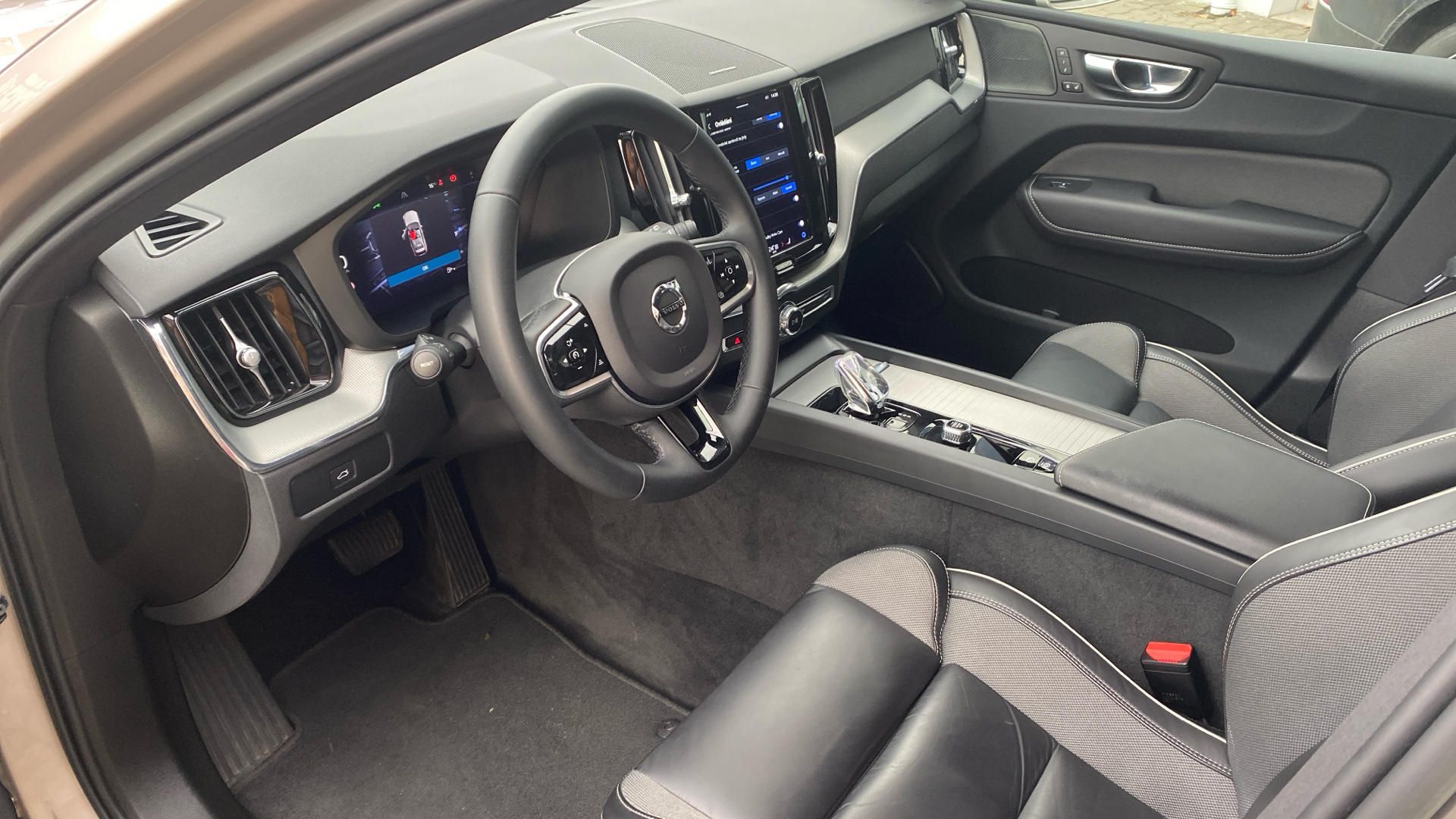 Volvo XC60, PLUS BRIGHT, B4 AWD, 145+10 kW - fotka 3