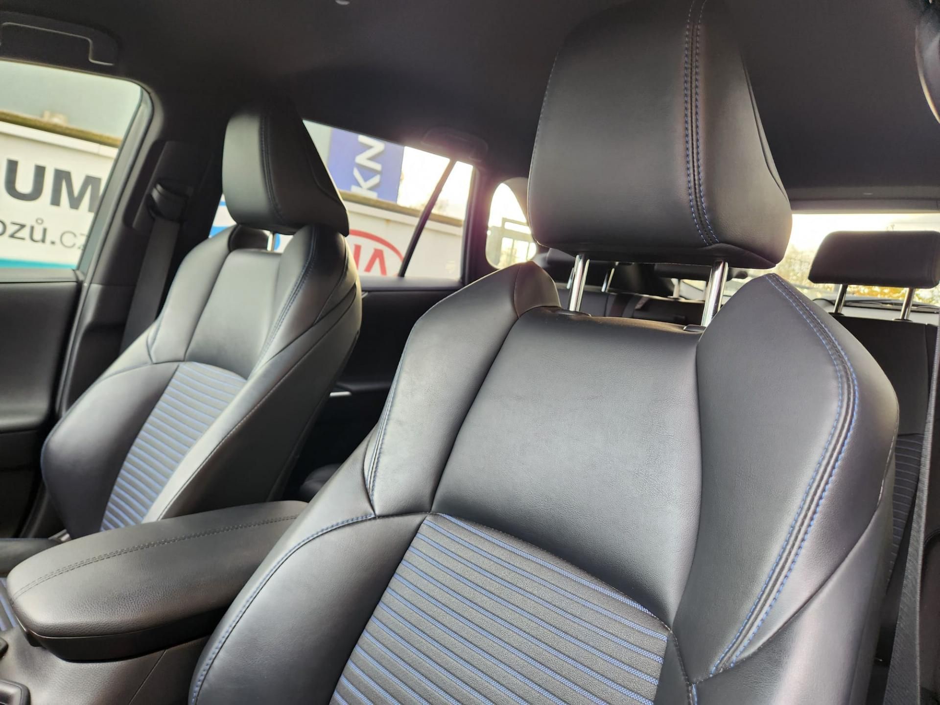 Toyota Rav4, 2.5-HYBRID-1.MAJ-KŮŽE-AUTOMAT - fotka 2