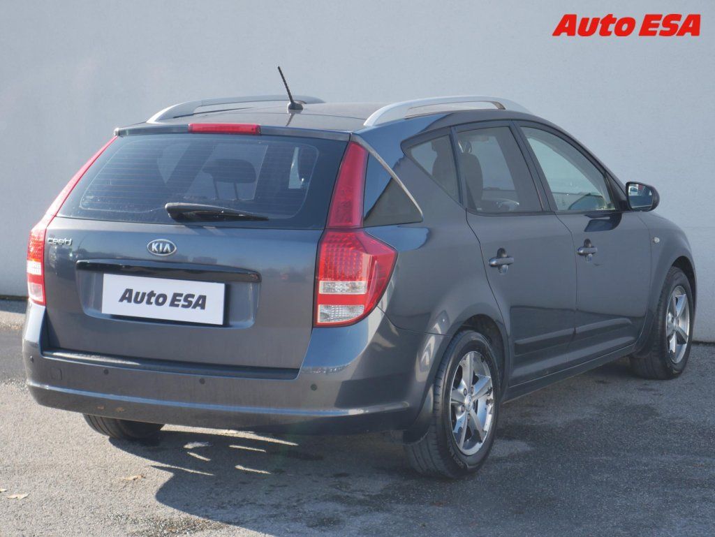 Kia Cee´d, 1.4CVVT,ČR,AC,park.asist - fotka 4