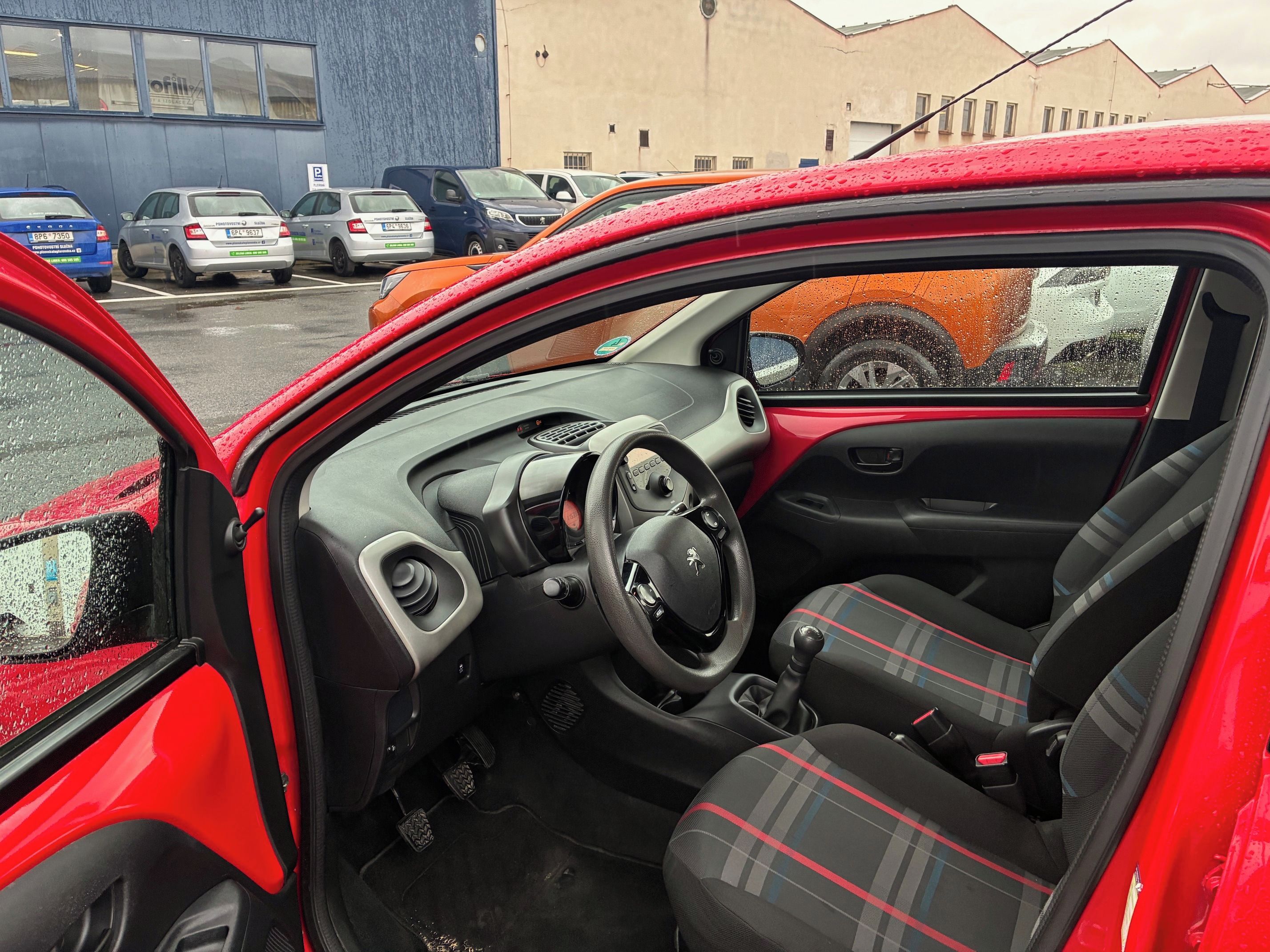 Peugeot 108, 1,0i  5 dv. po STK - fotka 5