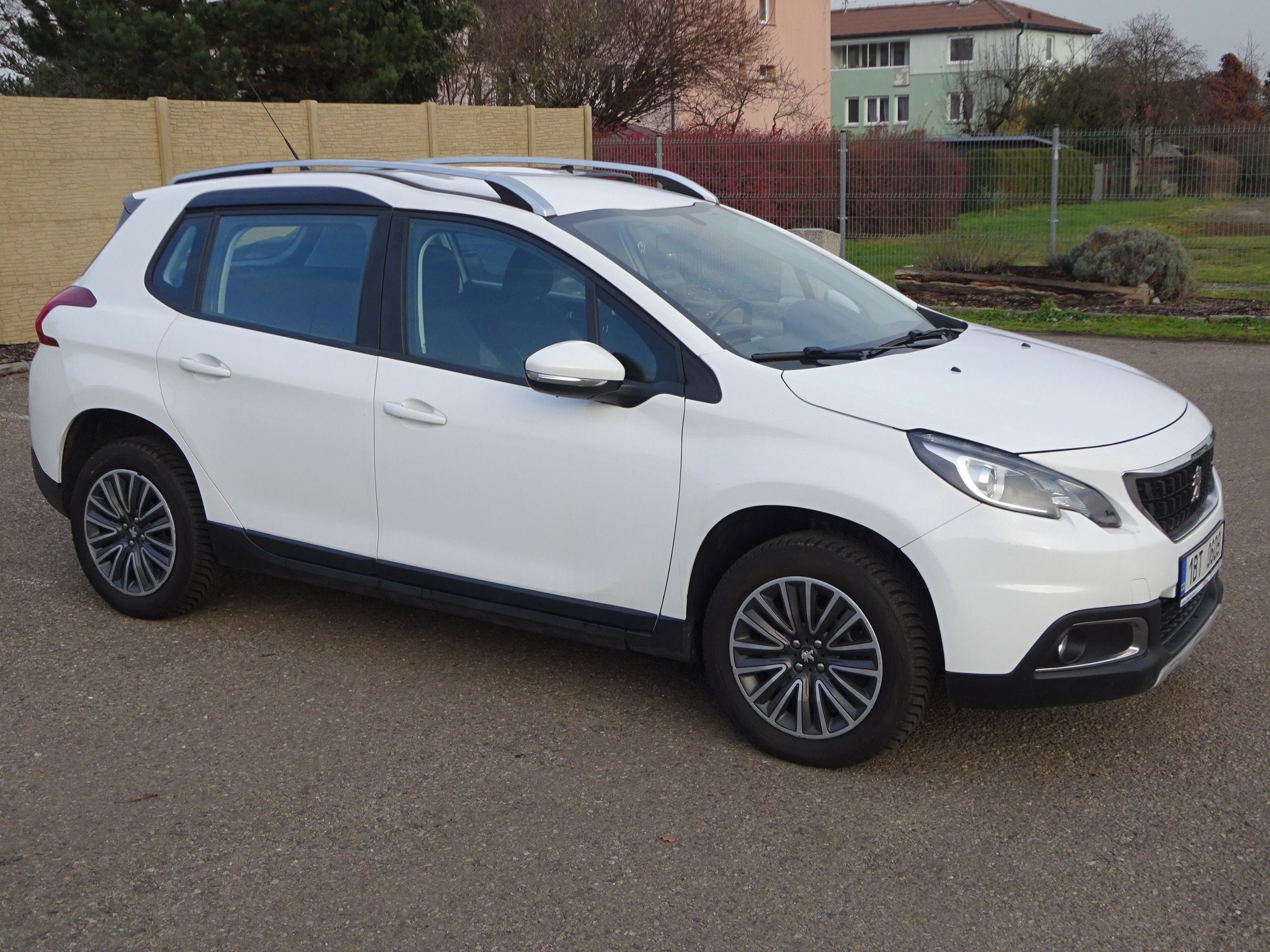 Peugeot 2008, 1.2 Pure 2.Maj.serv.kníž. 81kw - fotka 2