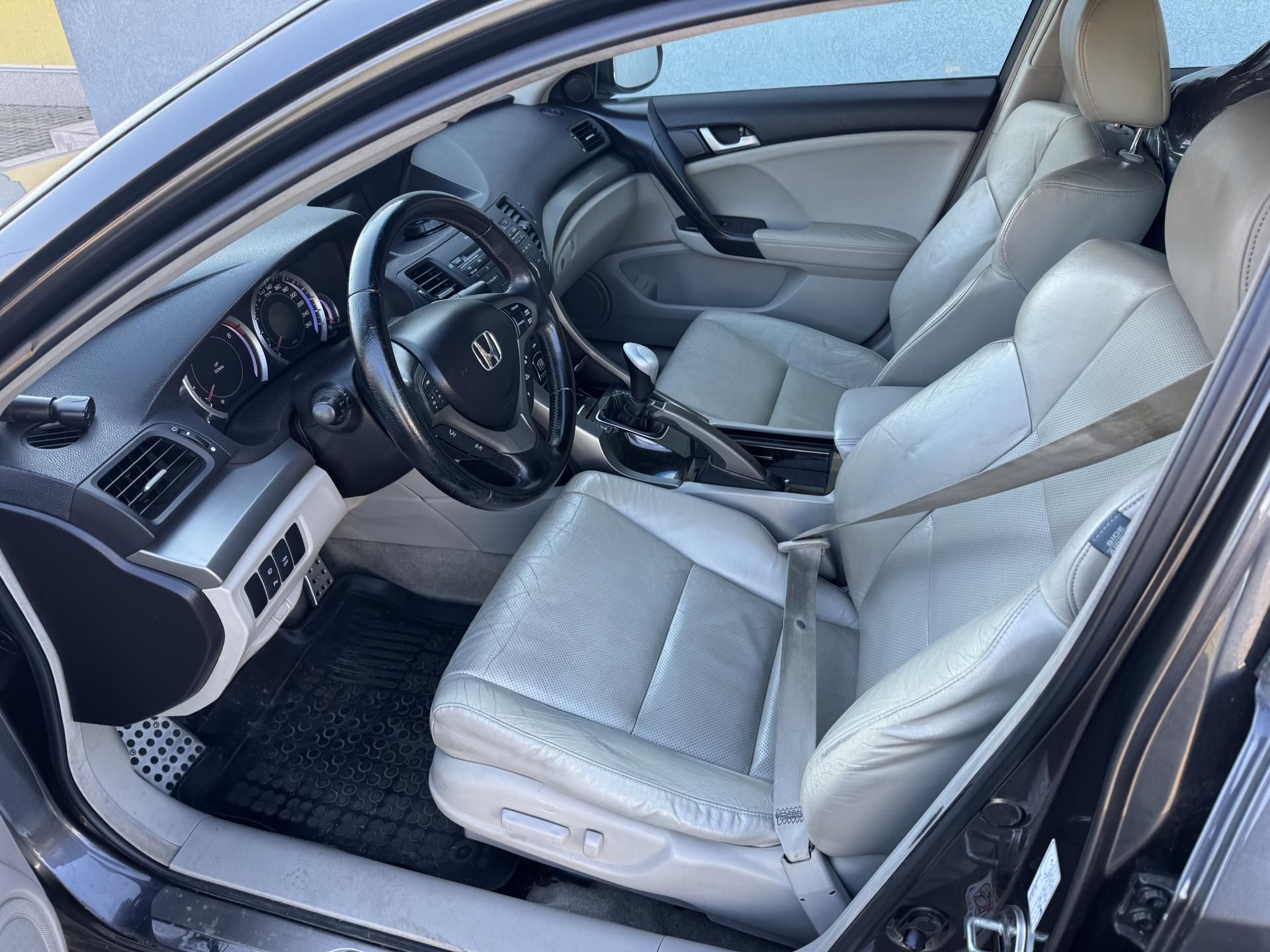Honda Accord, 2.2 i-DTEC Executive, ČR - fotka 5