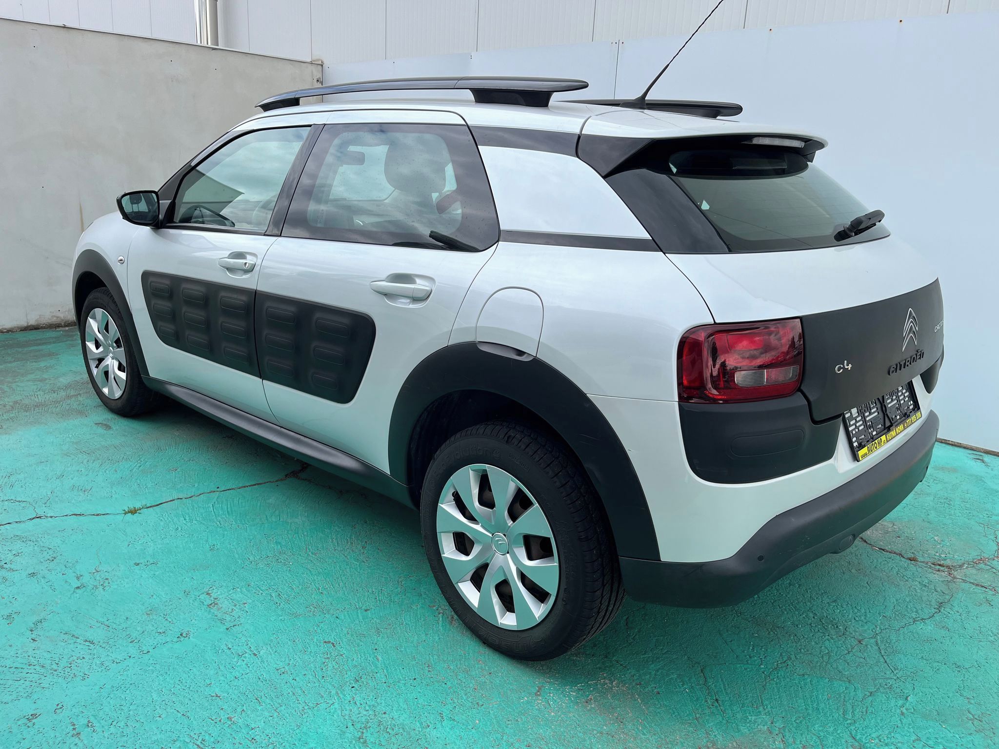 Citroën C4 Cactus, 1.2, 60kW, Klima, Navi - fotka 4