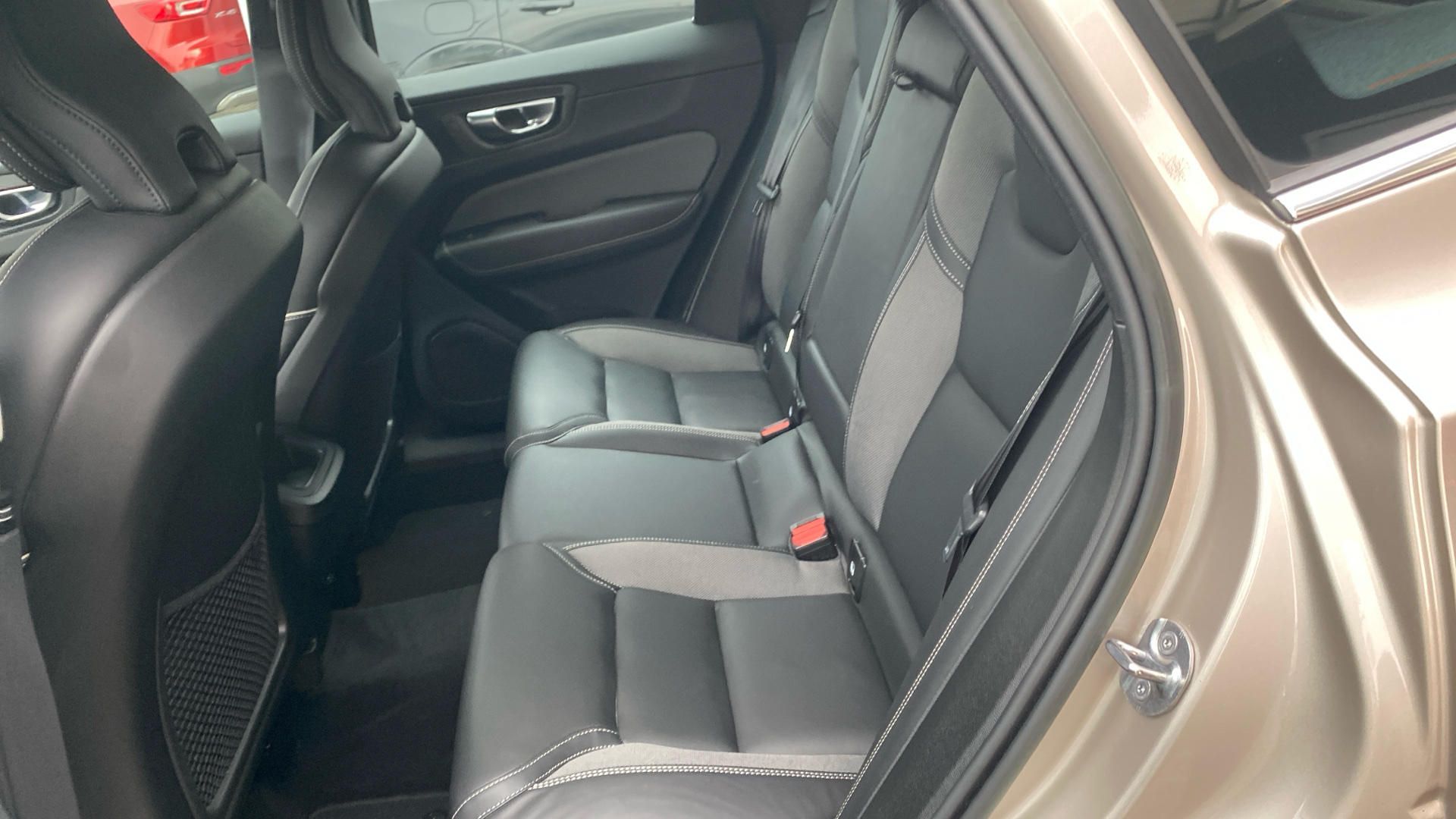 Volvo XC60, PLUS BRIGHT, B4 AWD, 145+10 kW - fotka 6