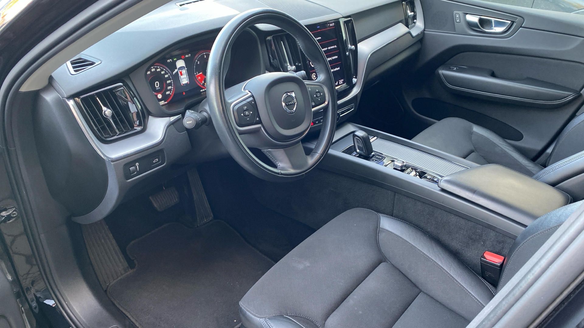 Volvo XC60, MOMENTUM PRO, B4 AWD, 145+10 k - fotka 4
